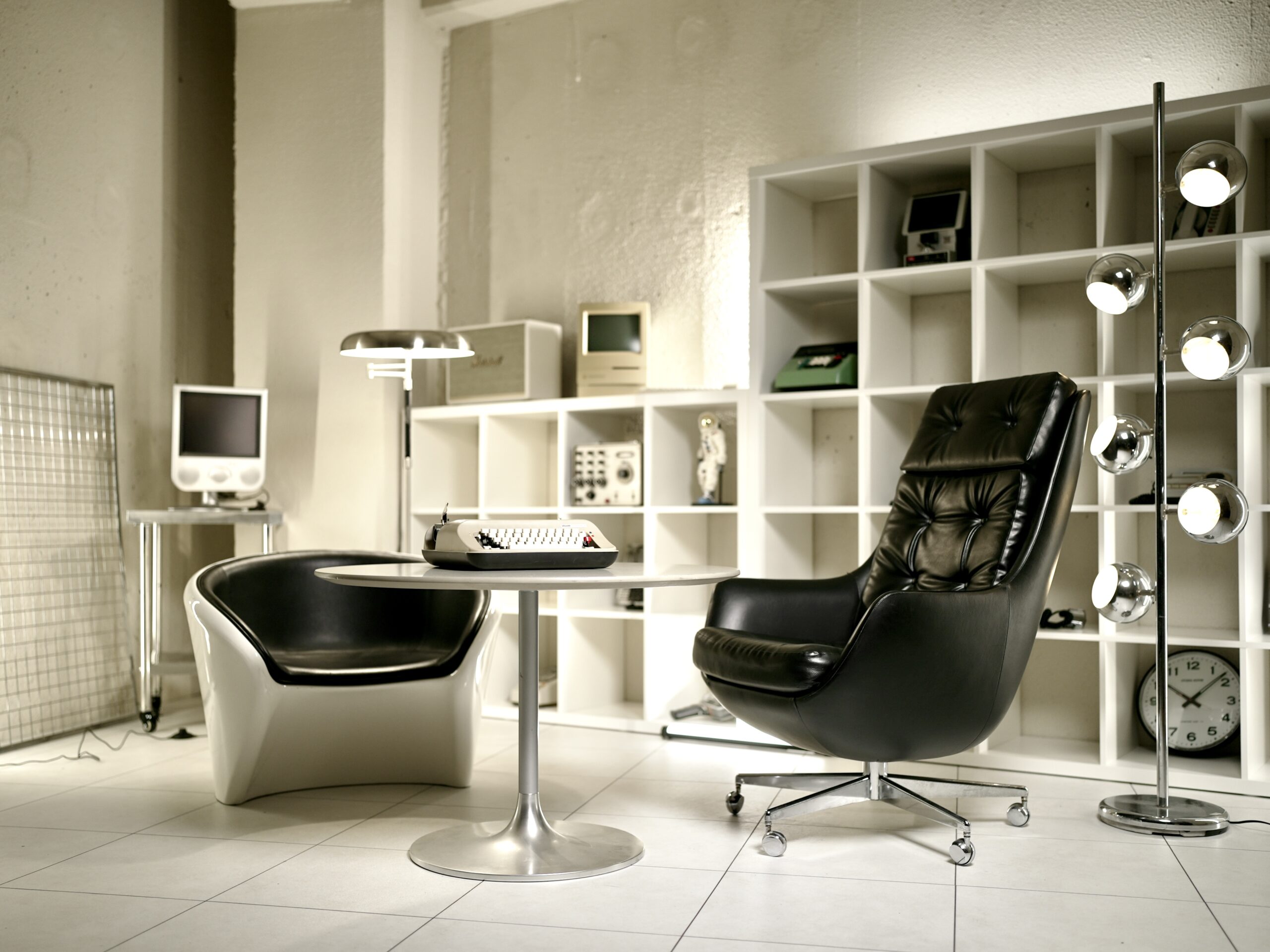 GRID SPACE 旗の台の白ラック背景