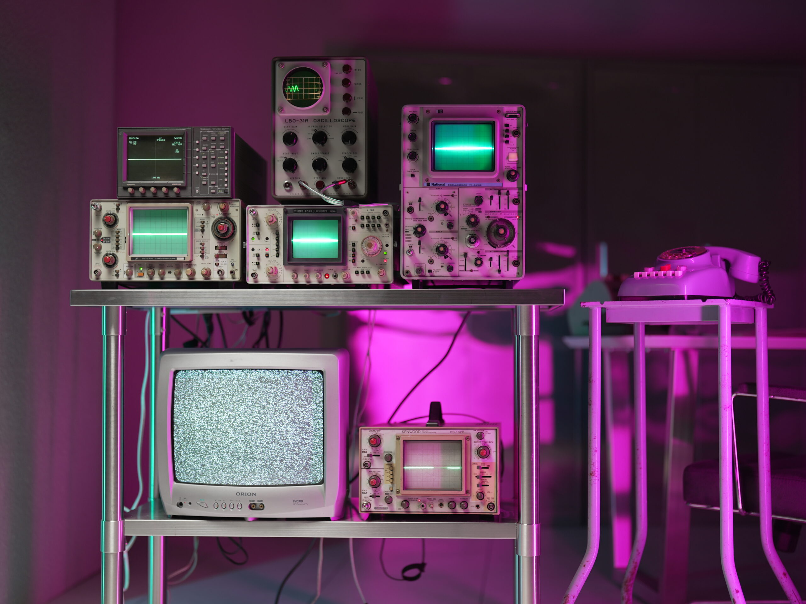 オシロスコープを使ったサイバーテイストの演出