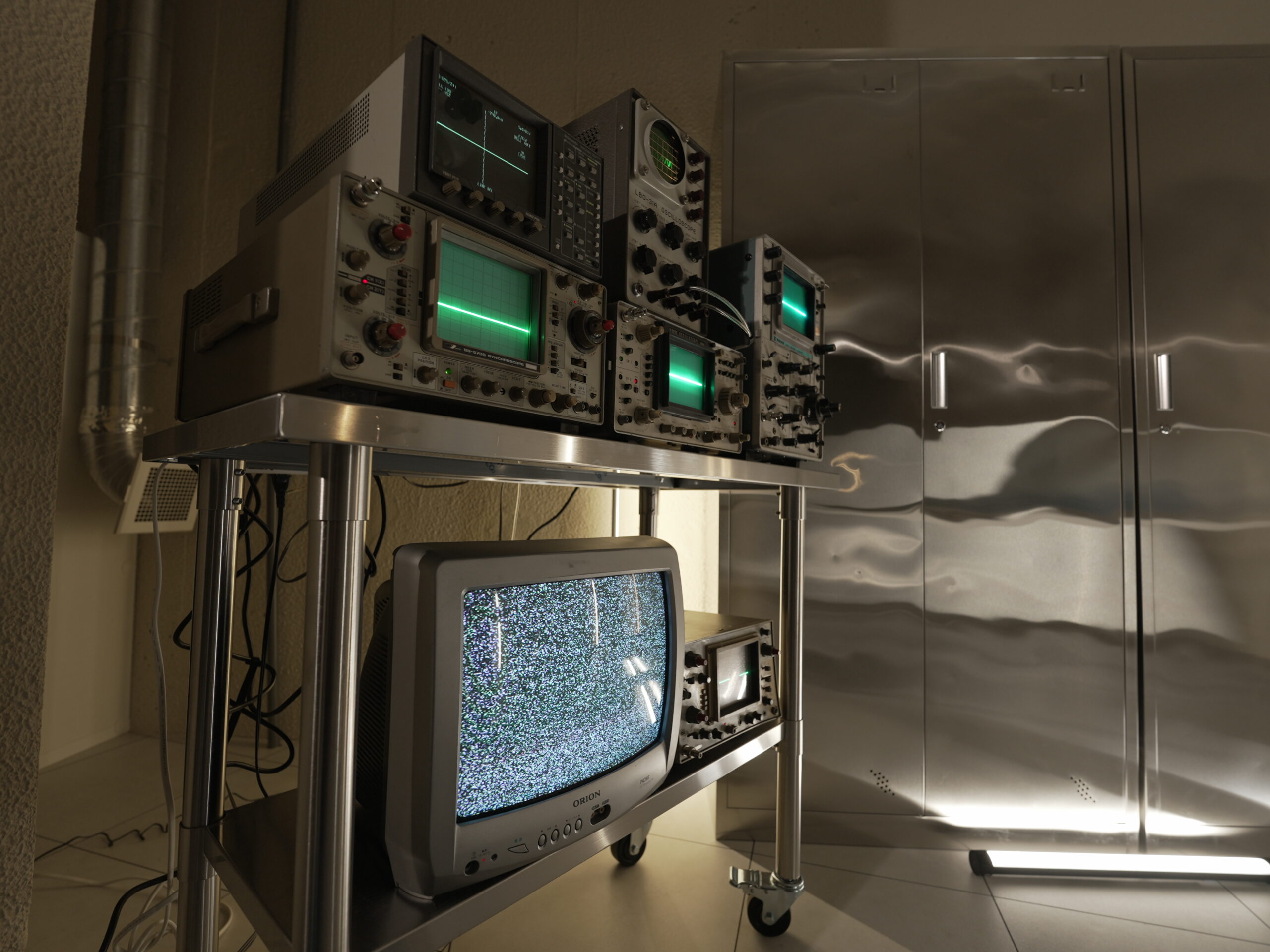 オシロスコープとブラウン管テレビの組み合わせ