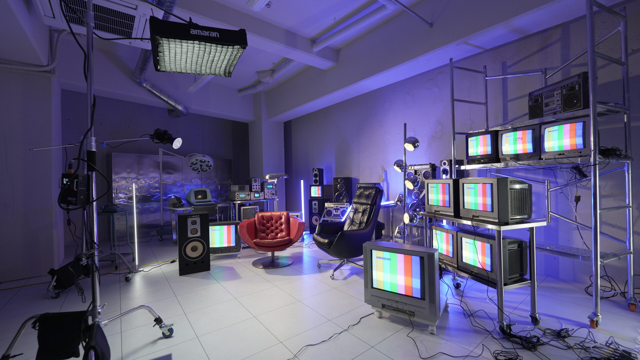 ブラウン管テレビを背景とした対談セッティング