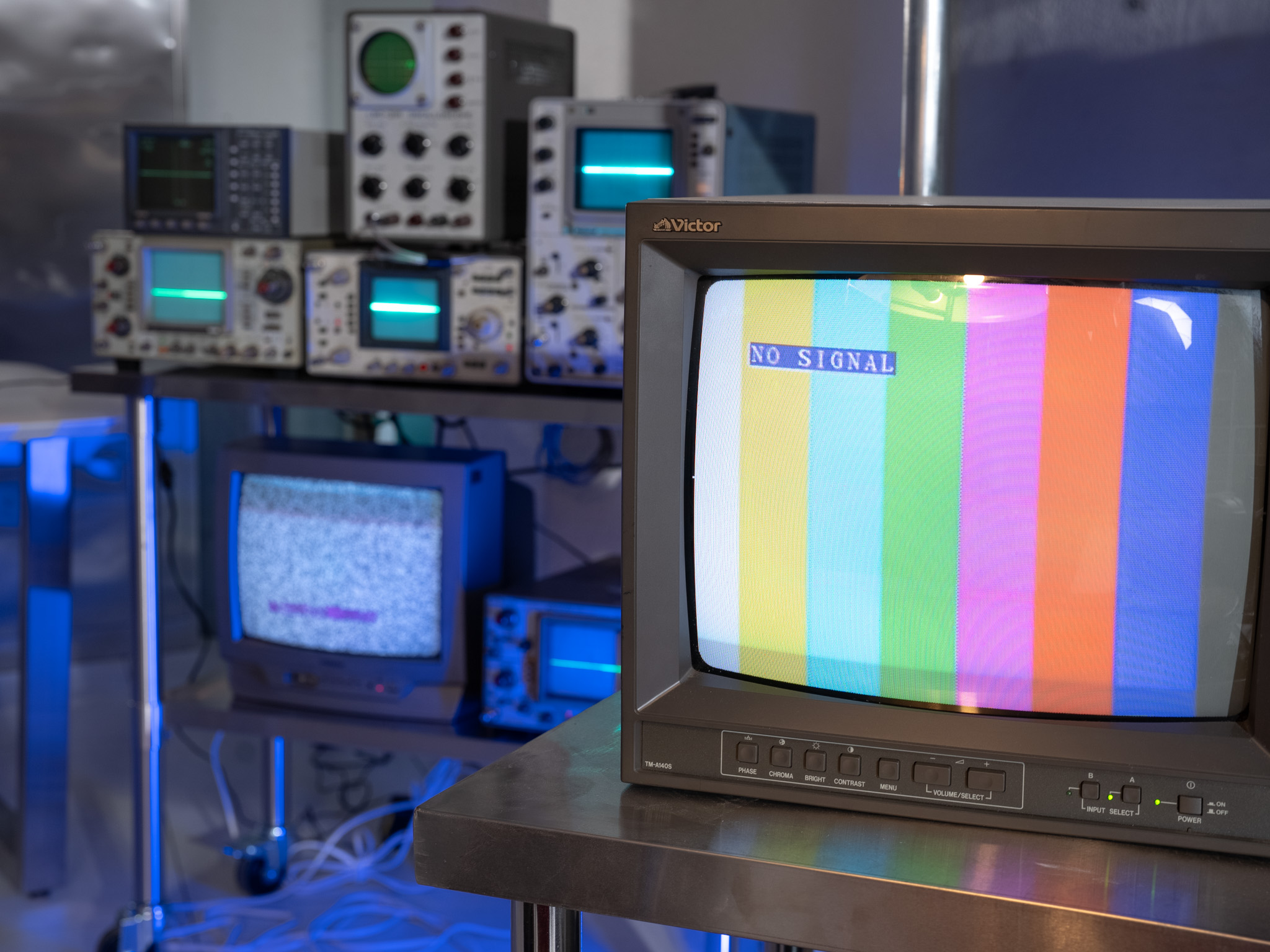 カラーバーを出したブラウン管テレビ