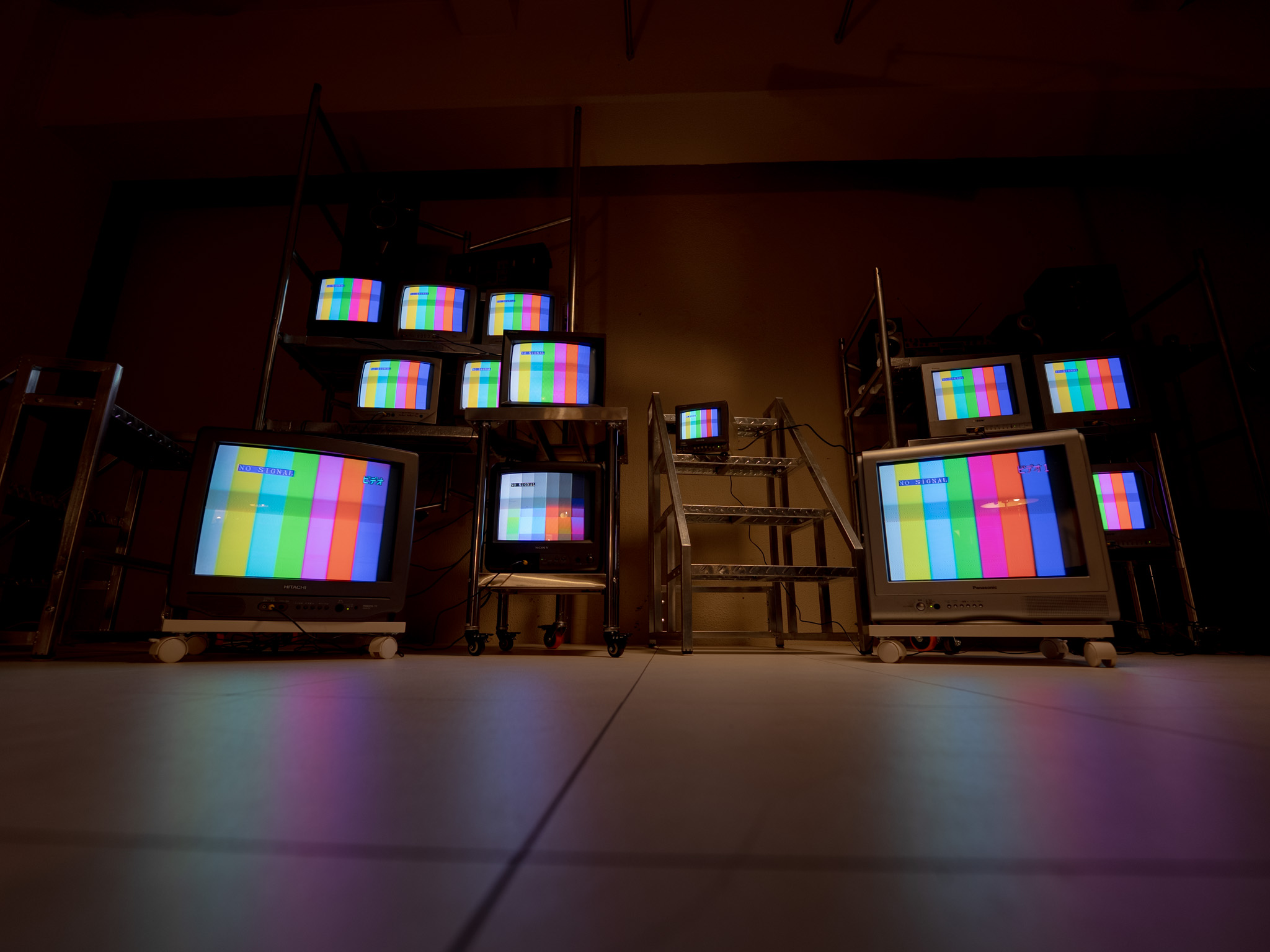 GRID SPACE旗の台で暗闇に光るブラウン管テレビ