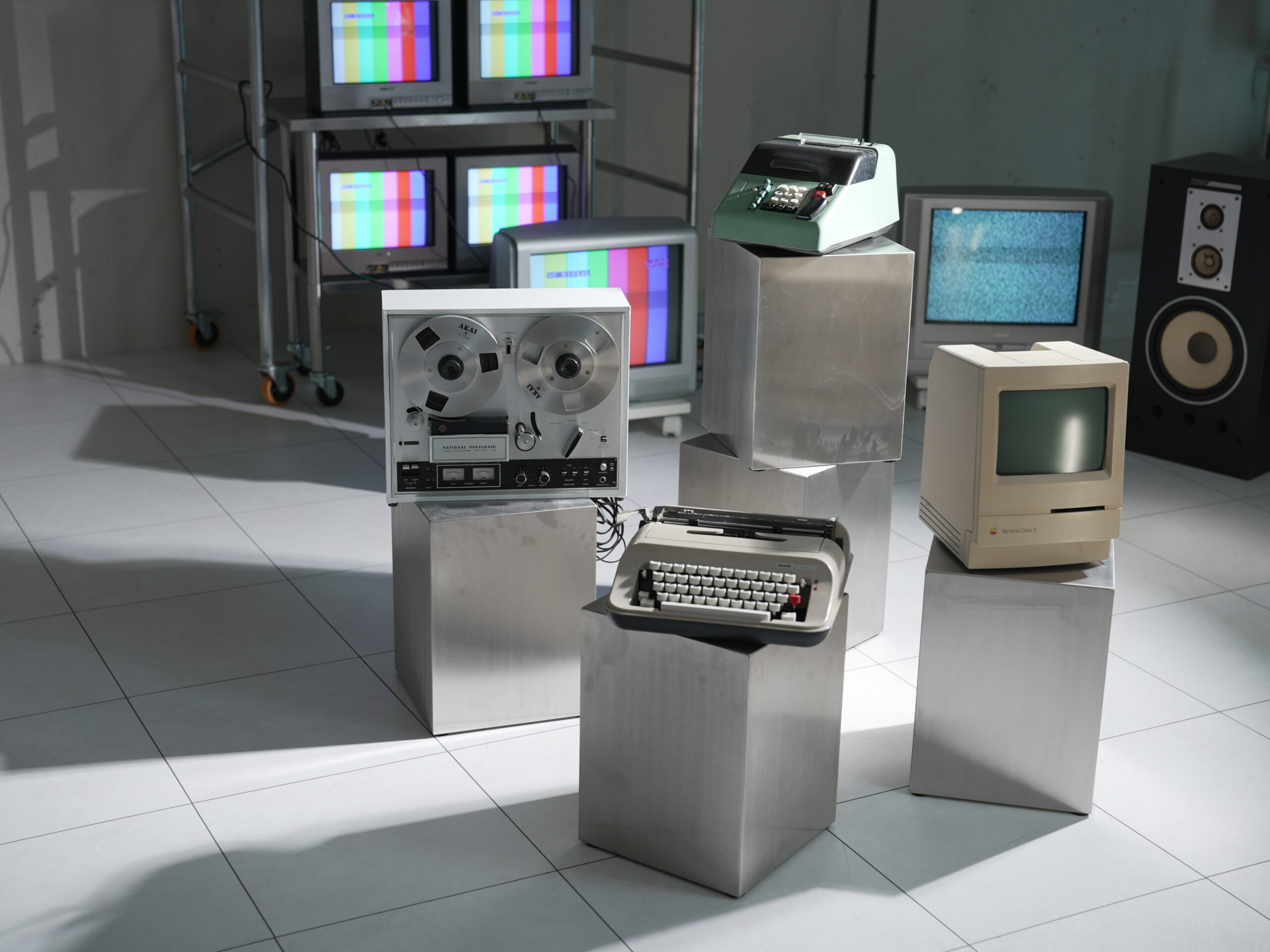 ブラウン管テレビとレトロガジェット