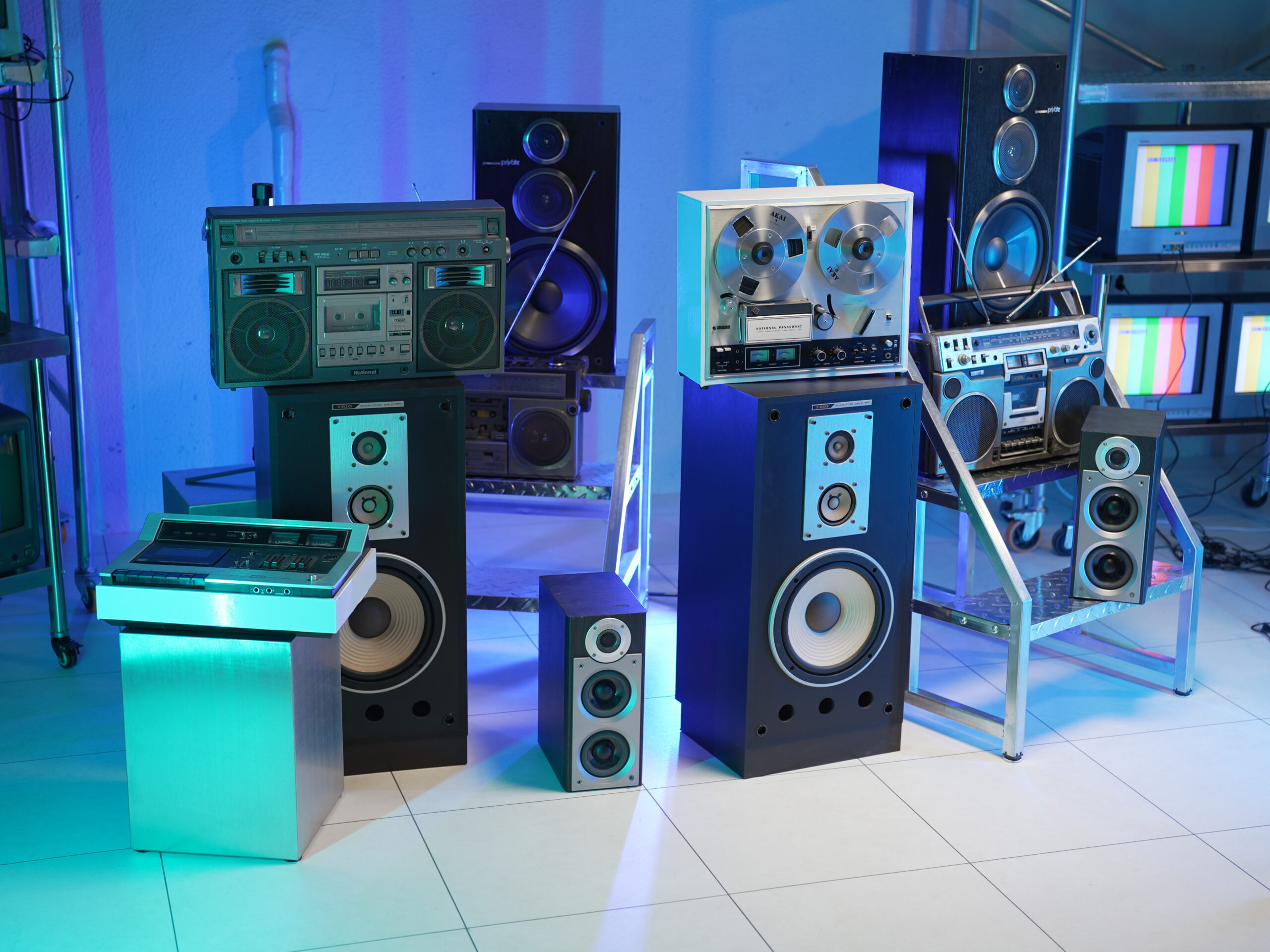 スピーカーとブラウン管テレビ