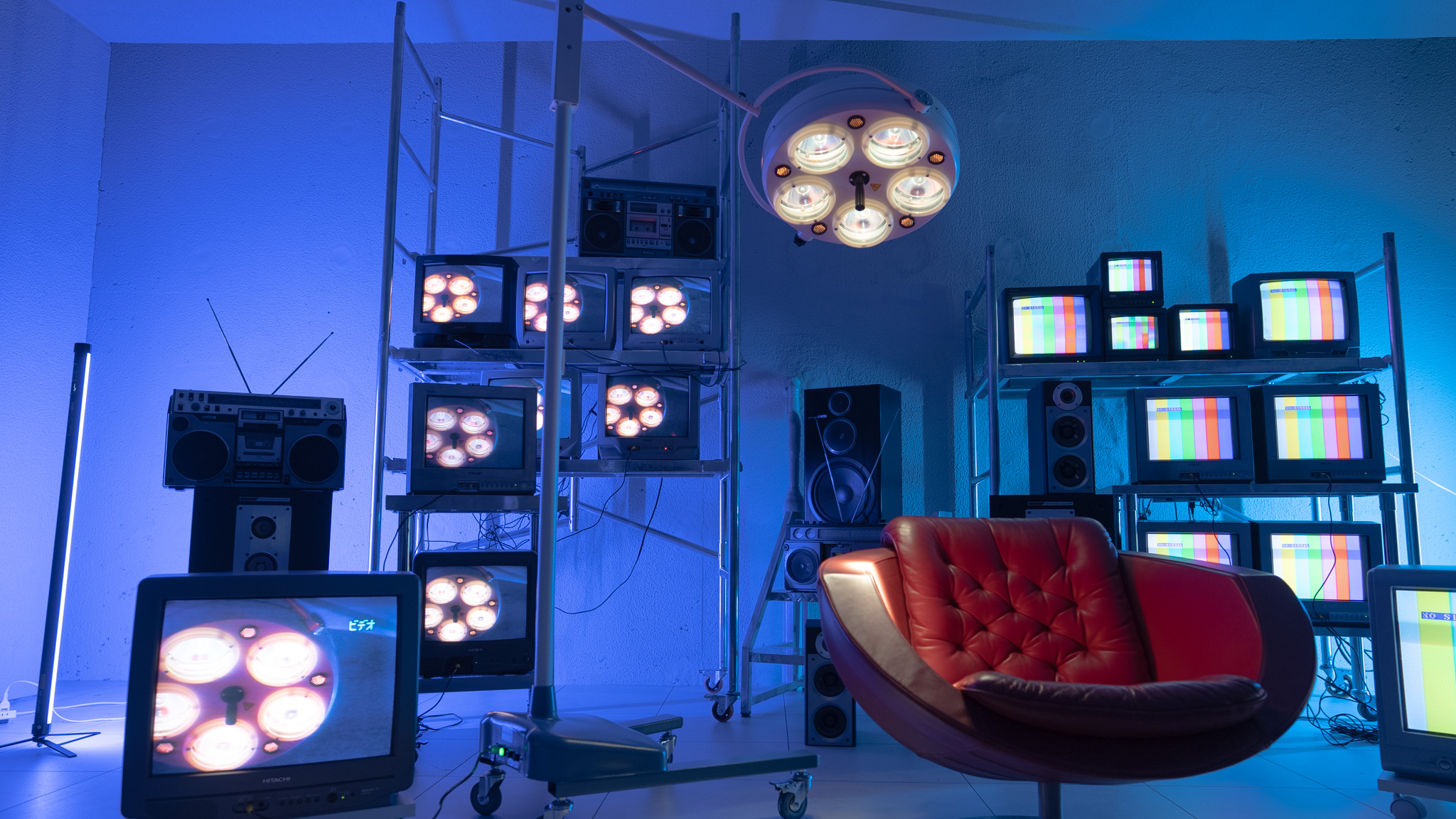 ブラウン管テレビと手術灯の組み合わせ