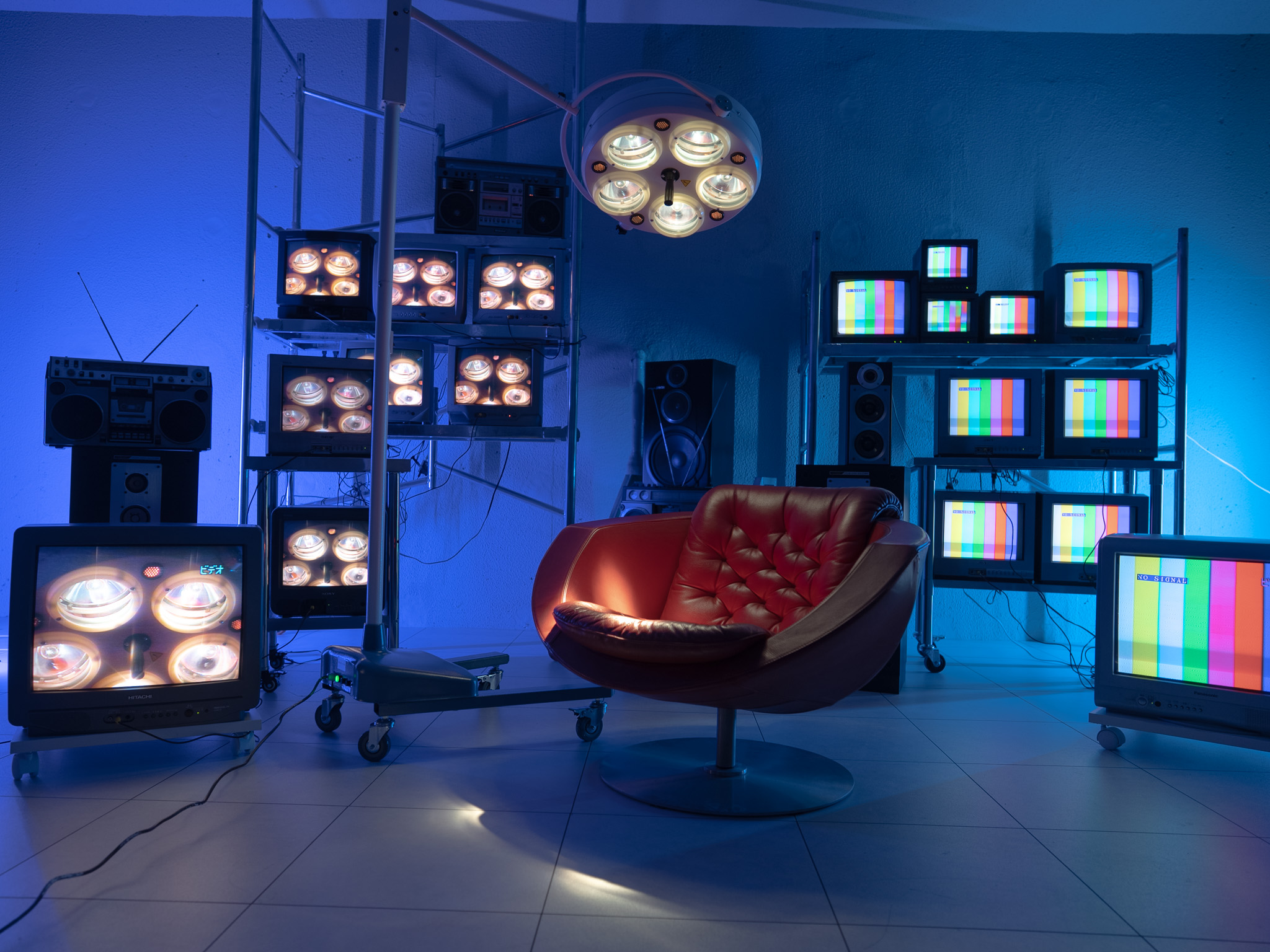 暗闇で使うブラウン管テレビ