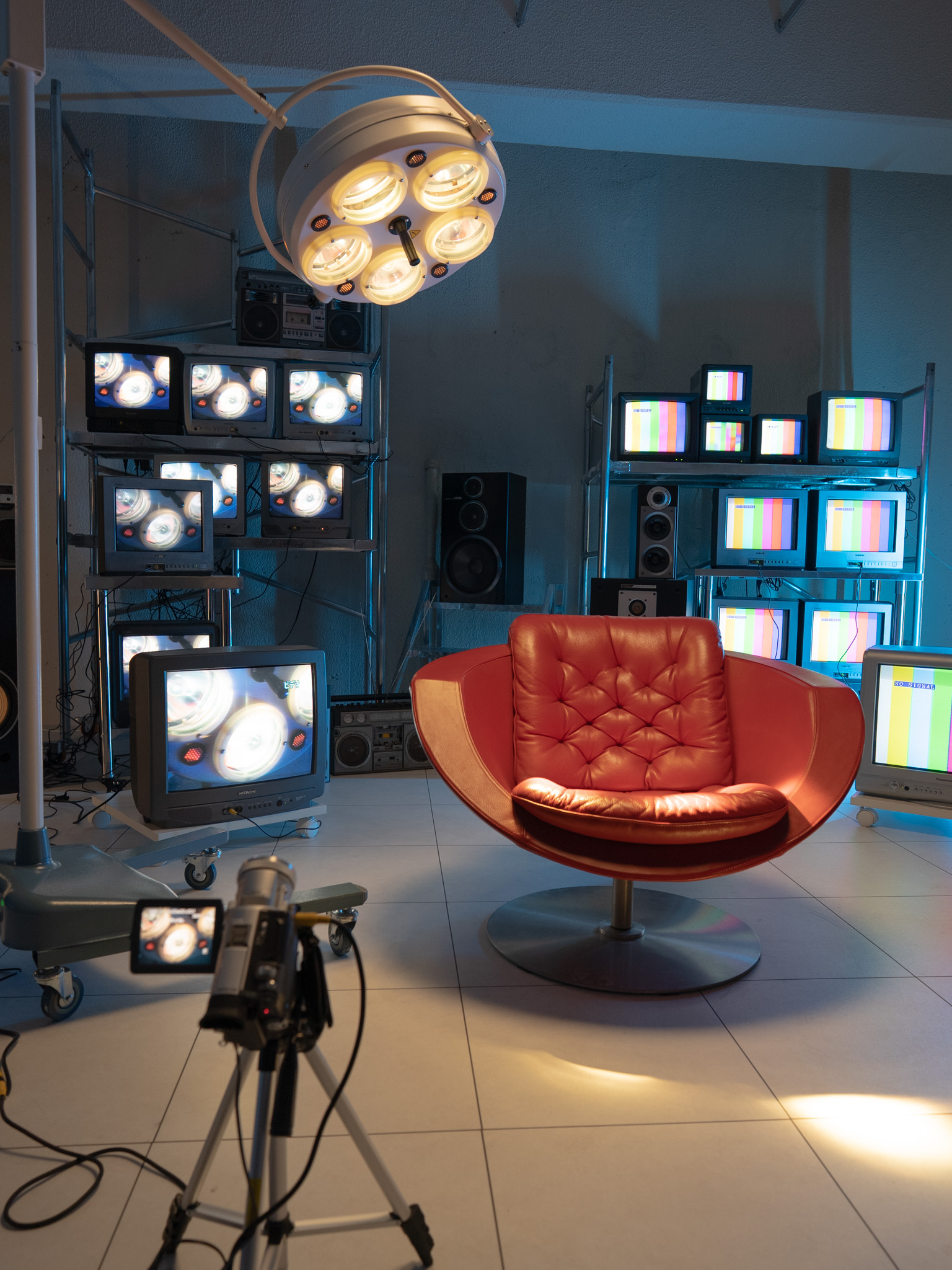 ブラウン管テレビにビデオカメラの映像を投影した状態 