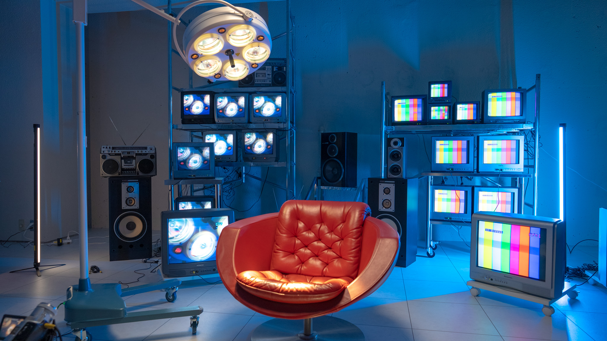 手術灯とブラウン管テレビのある撮影スタジオ