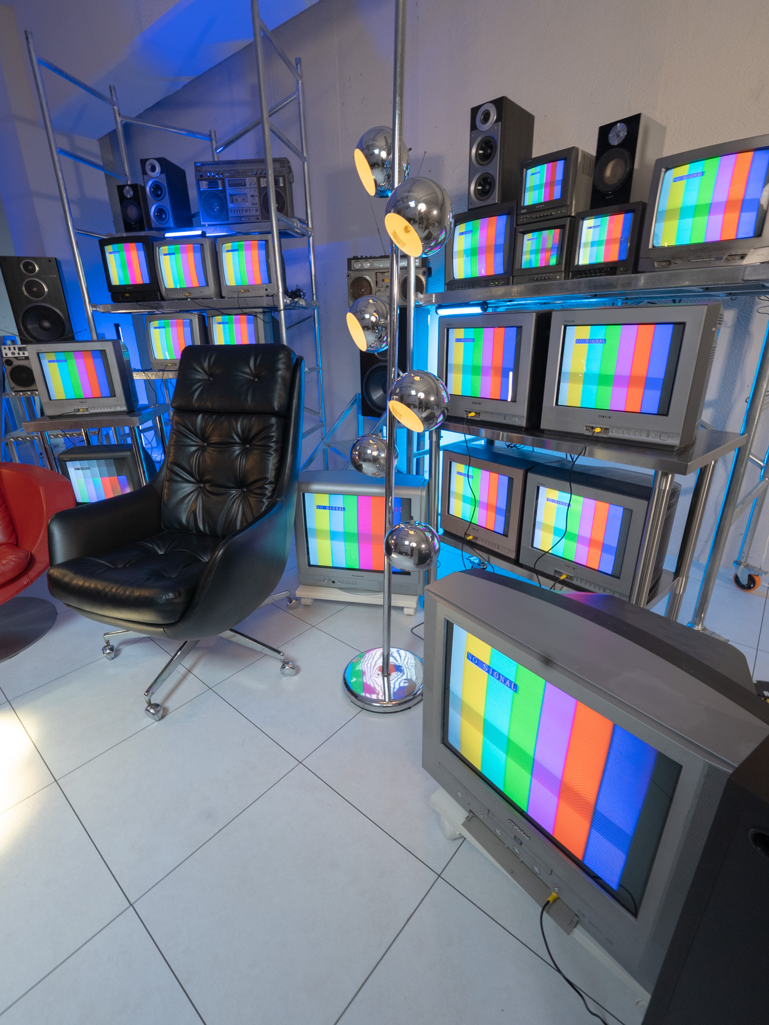 ブラウン管に囲まれたソファースペース