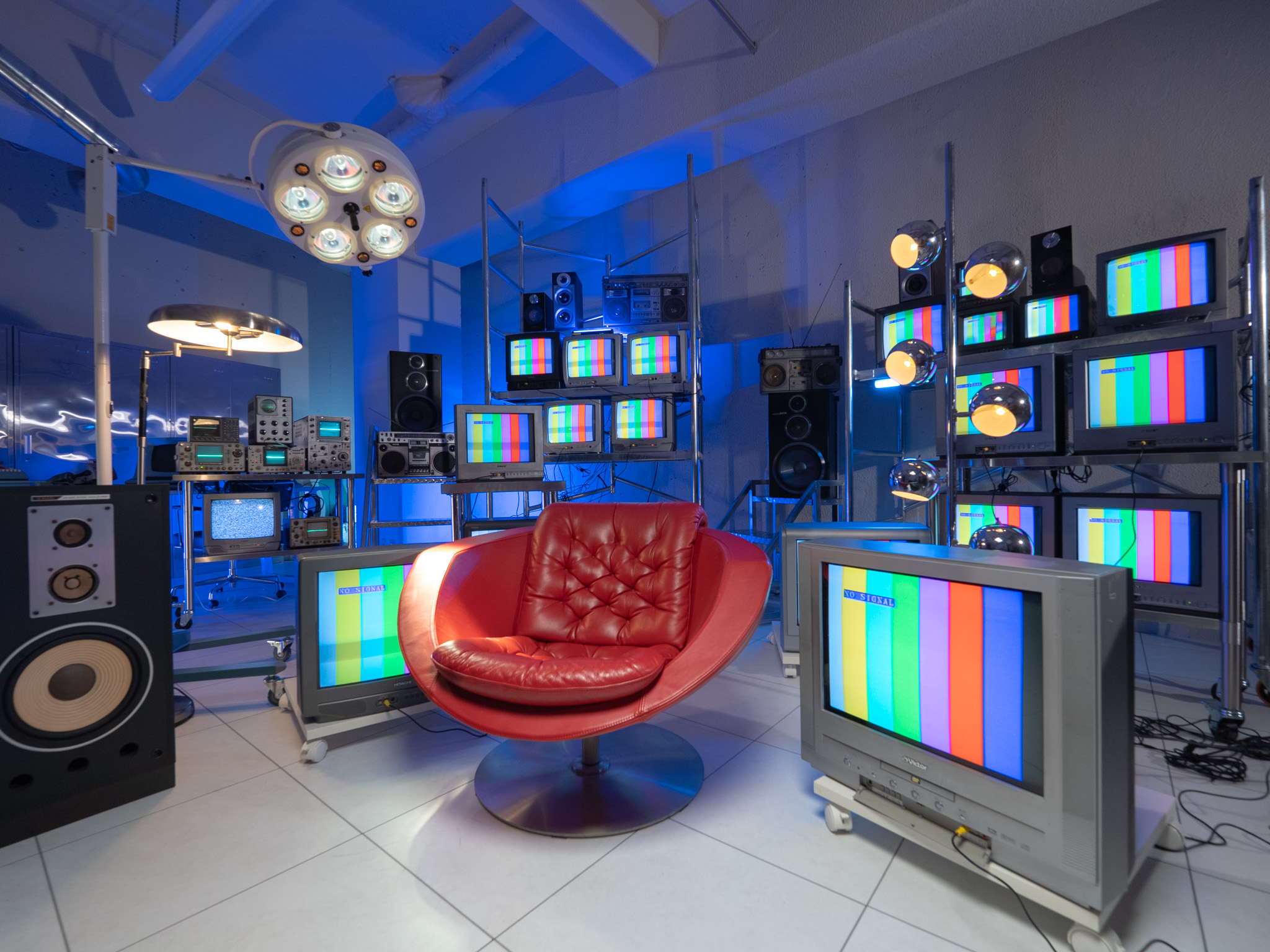 ブラウン管テレビとオシロスコープの組み合わせ