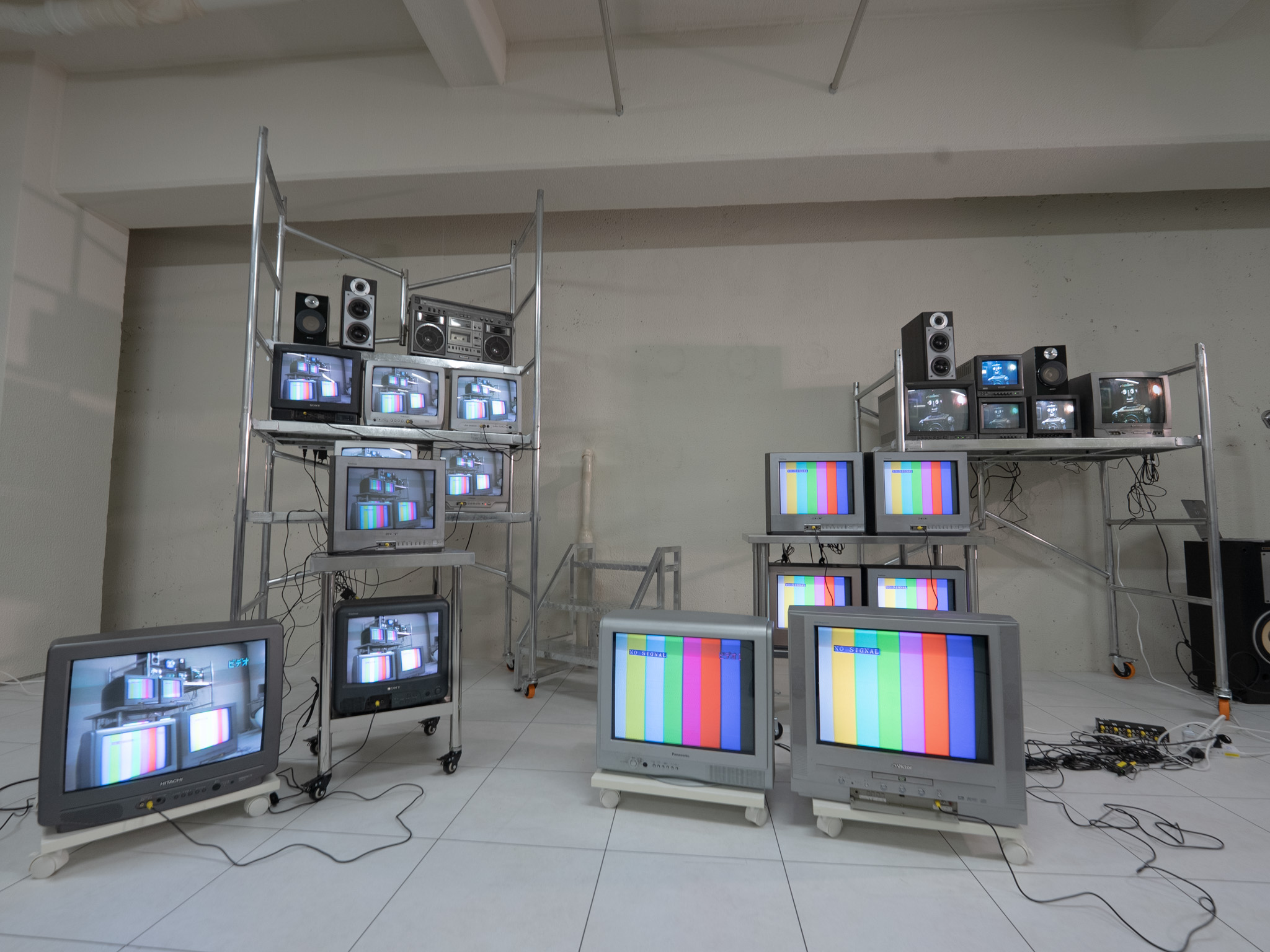 ブラウン管テレビに別々の映像を出力する