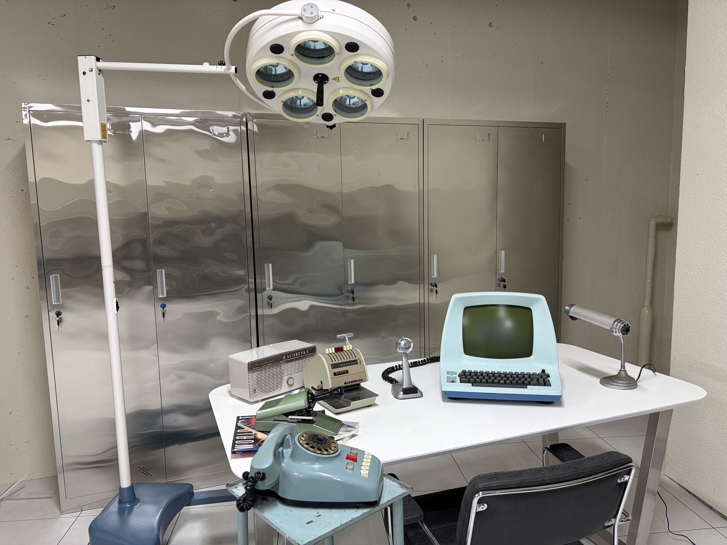 シルバーロッカー背景の科学実験室コーナー