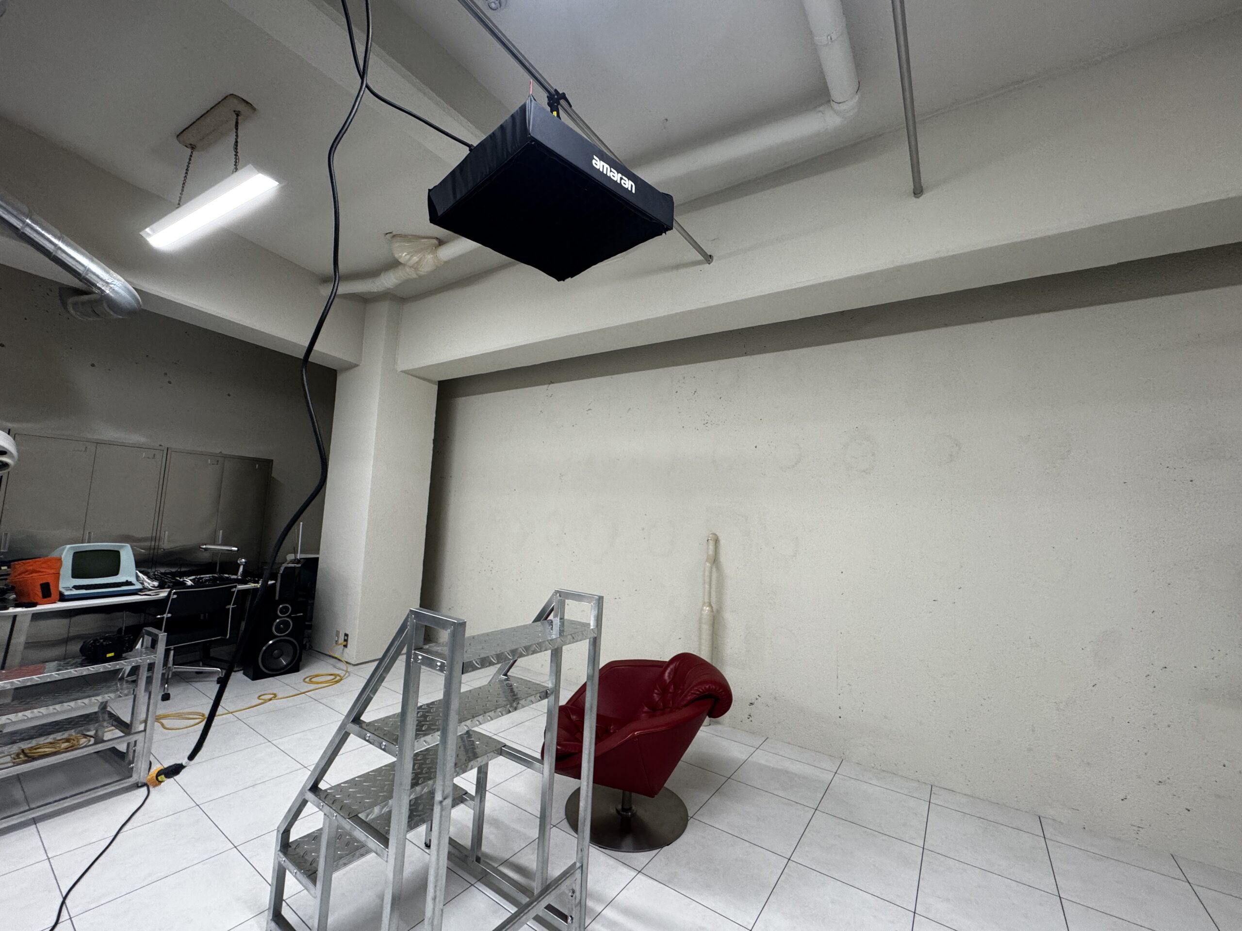 GRID SPACE 旗の台の天井に埋め込まれたポール