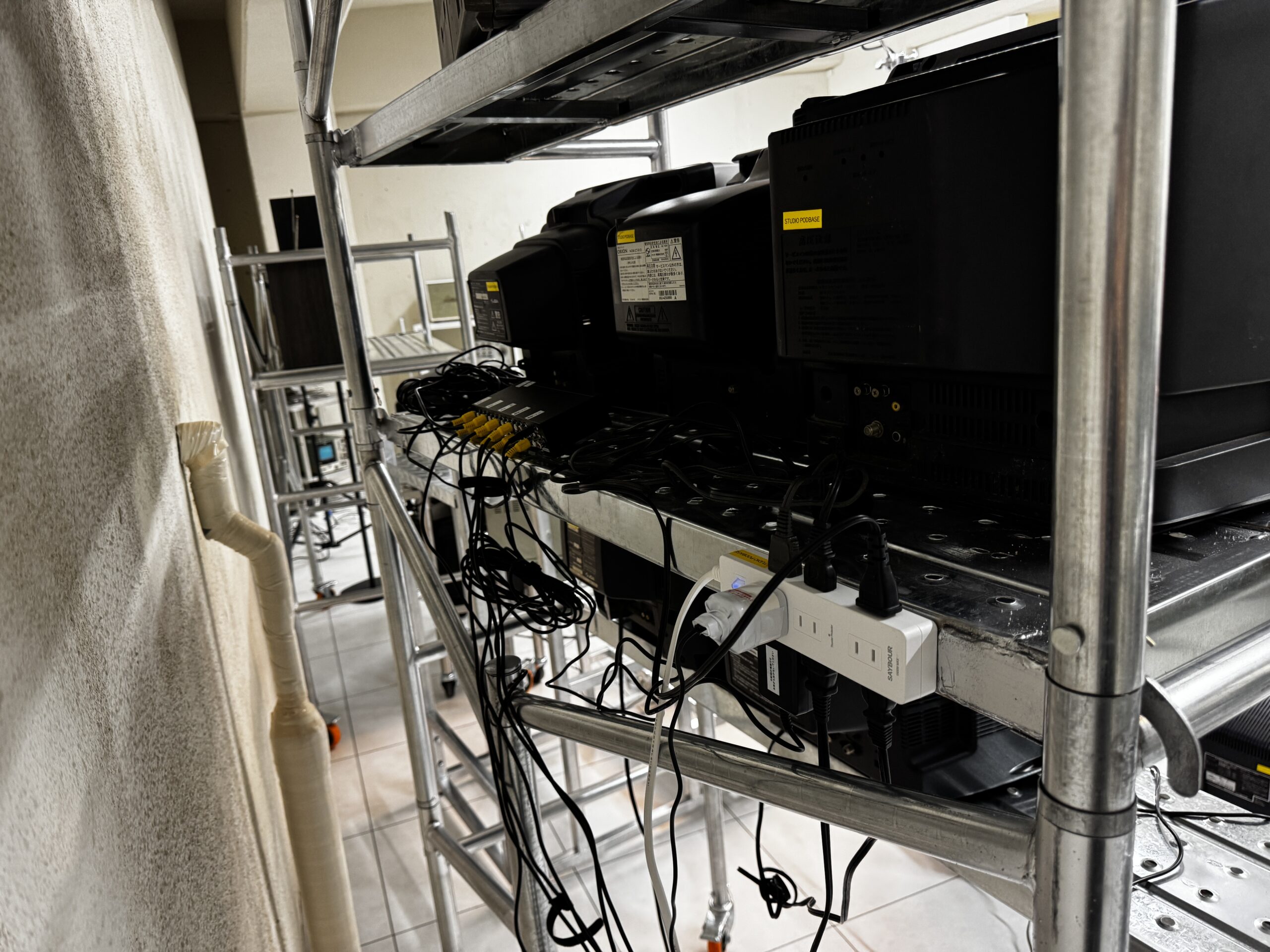 ブラウン管テレビのラックにある電源