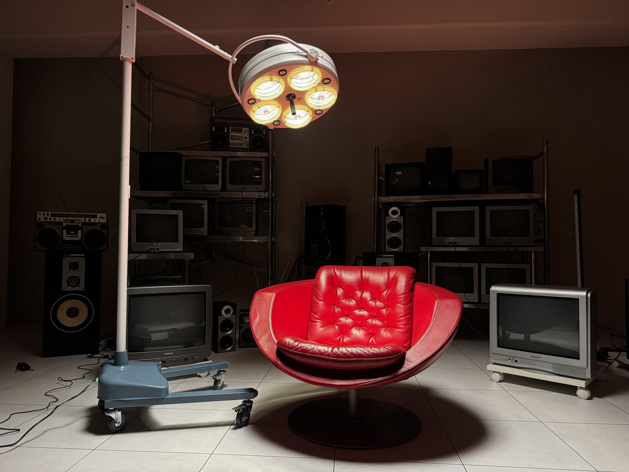 手術灯と赤のソファー