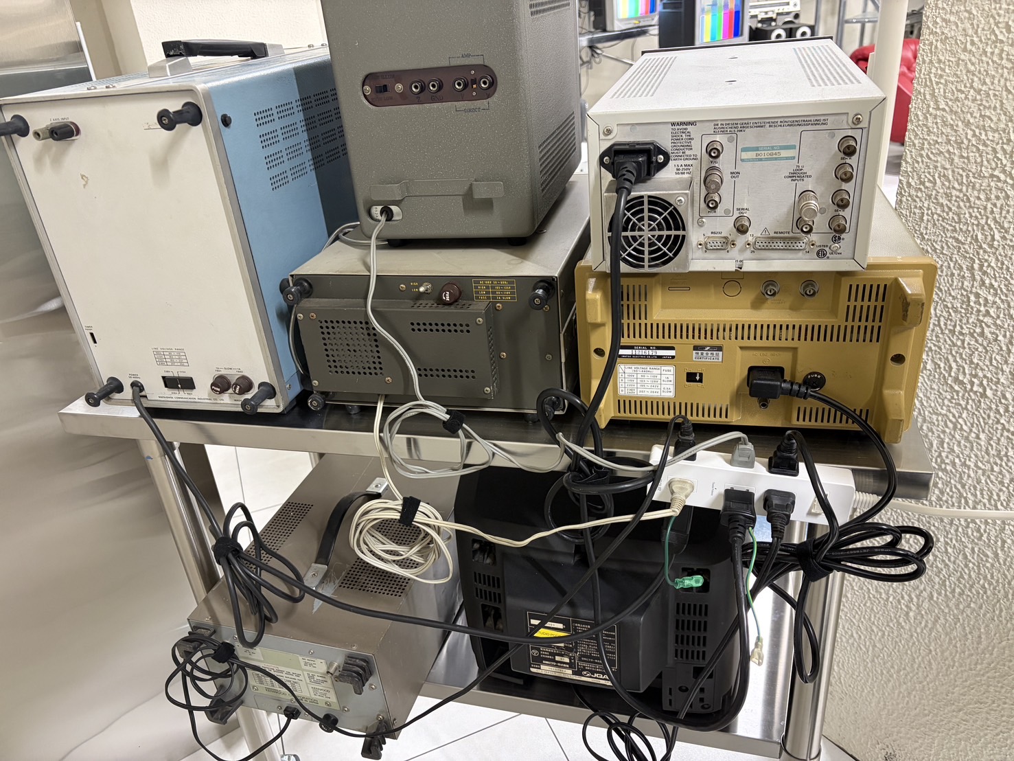 オシロスコープを積んだラックの裏側