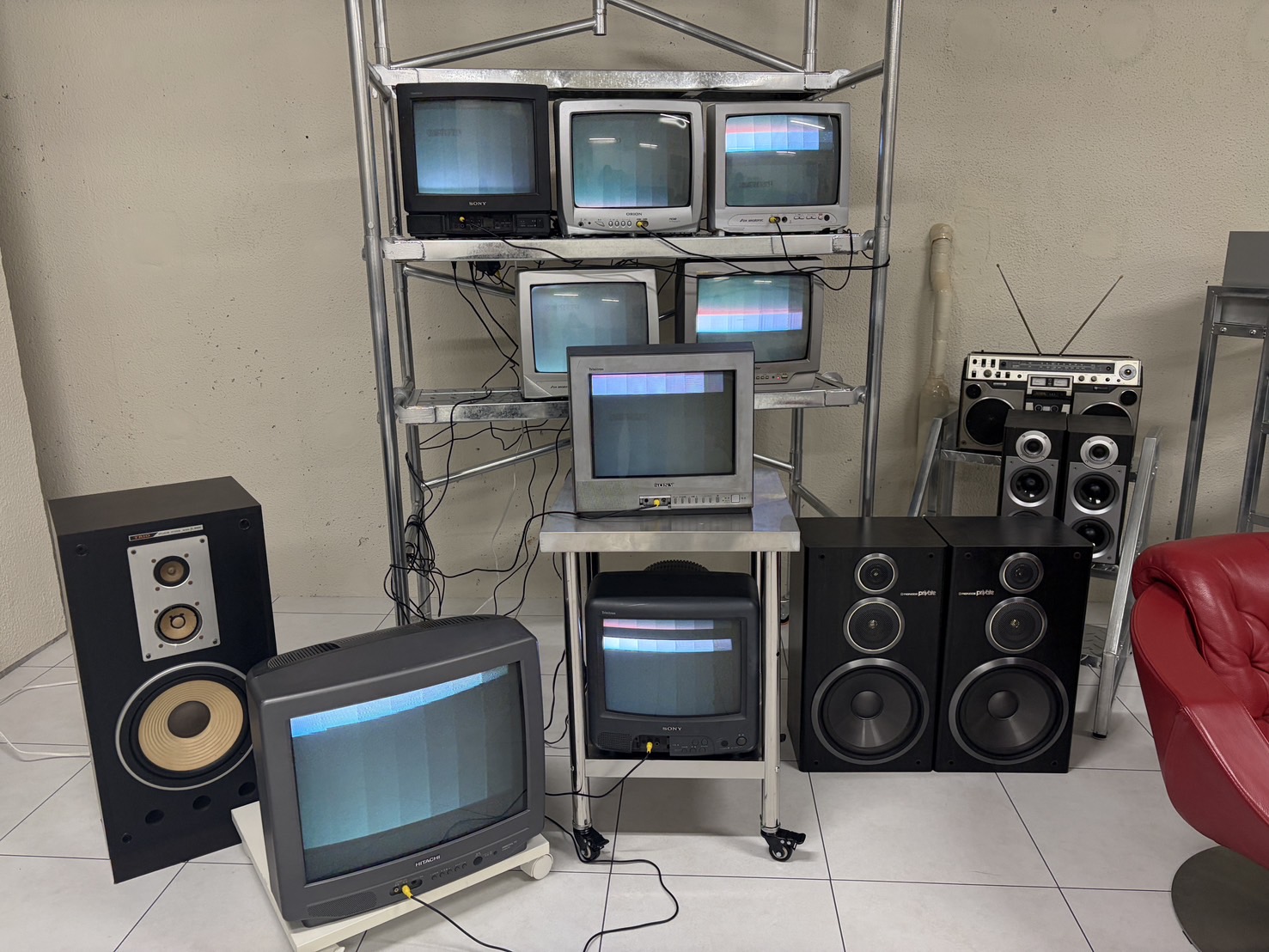 ブラウン管テレビにPALでコンバーターをつないだ状態