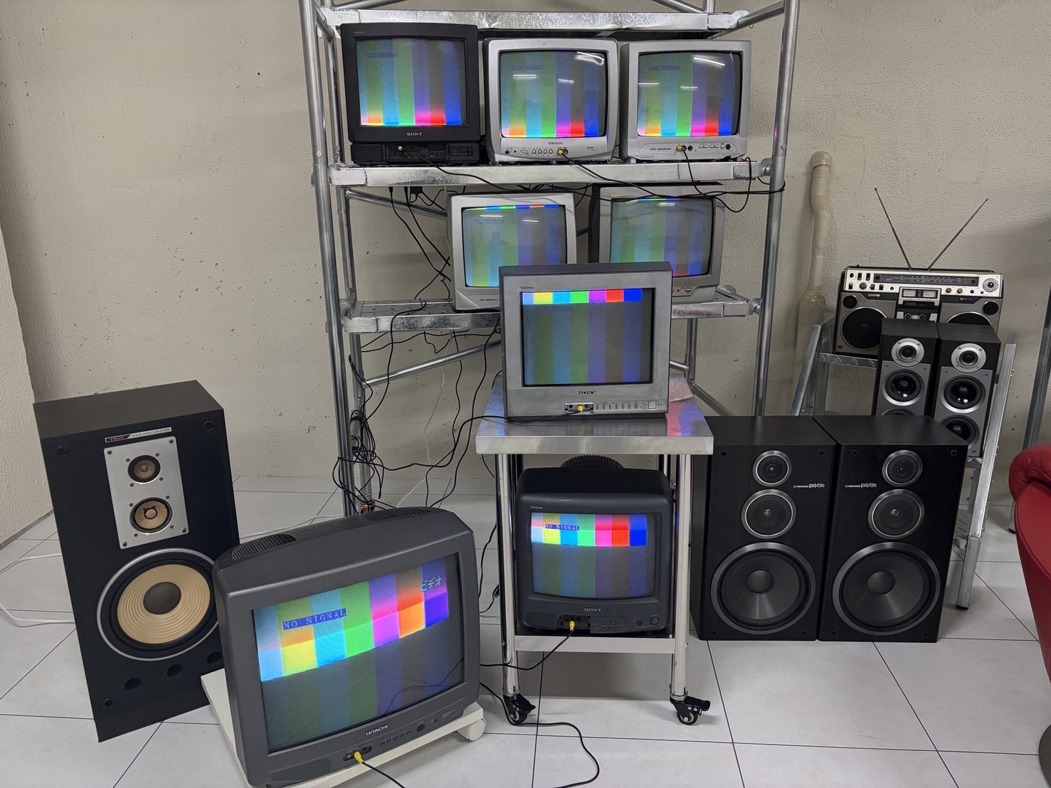 ブラウン管テレビにNTSCでコンバーターをつないだ状態