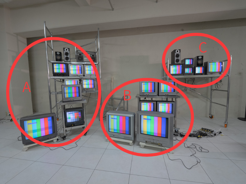 ブラウン管テレビをラックに乗せてセッティング