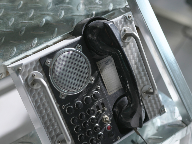 白い珍しい形の電話