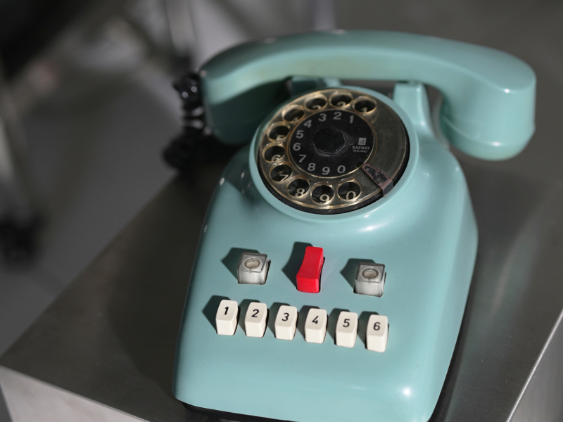 淡いグリーンのレトロな電話