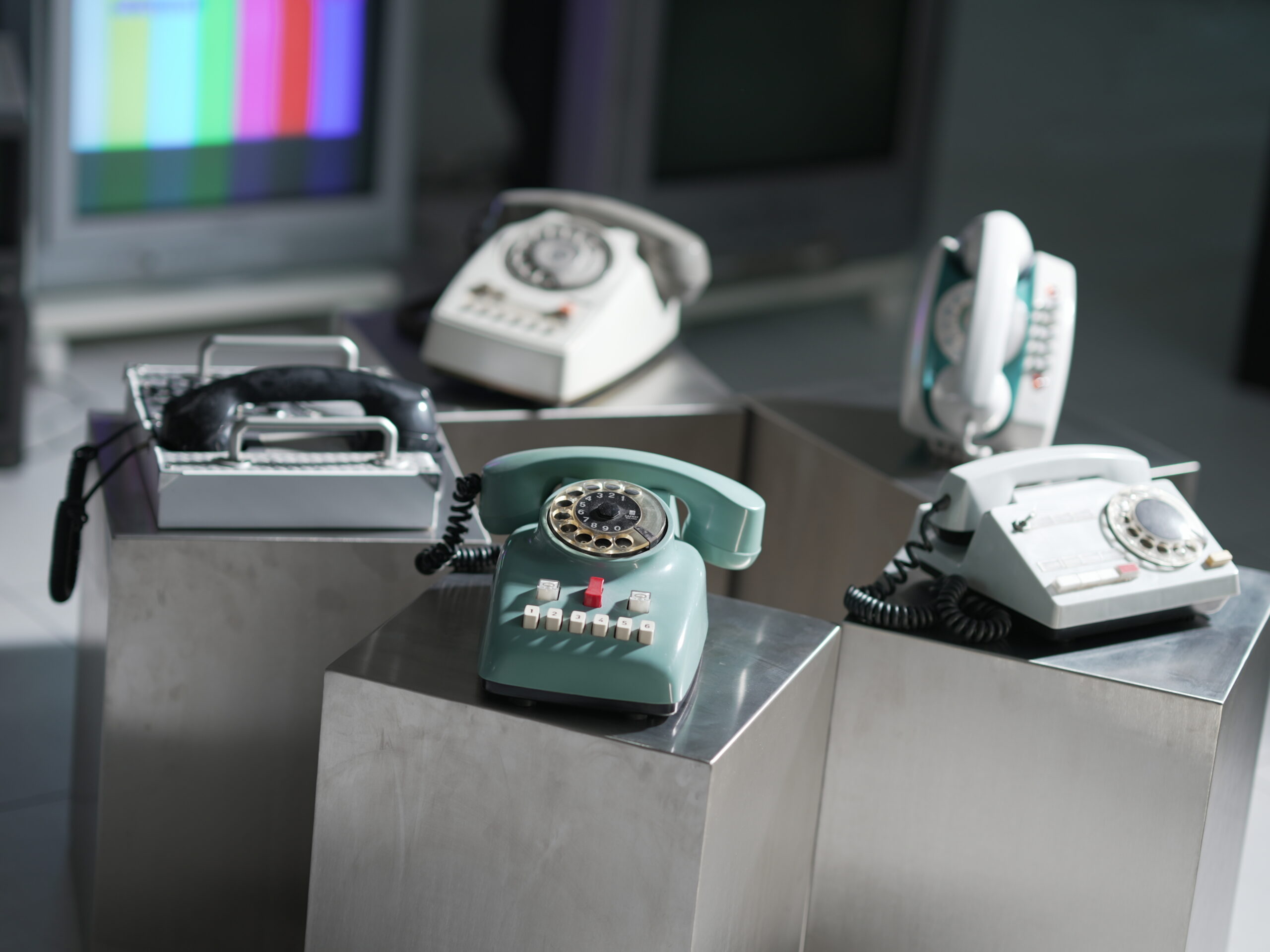 ブラウン管テレビを背景にしたレトロ電話