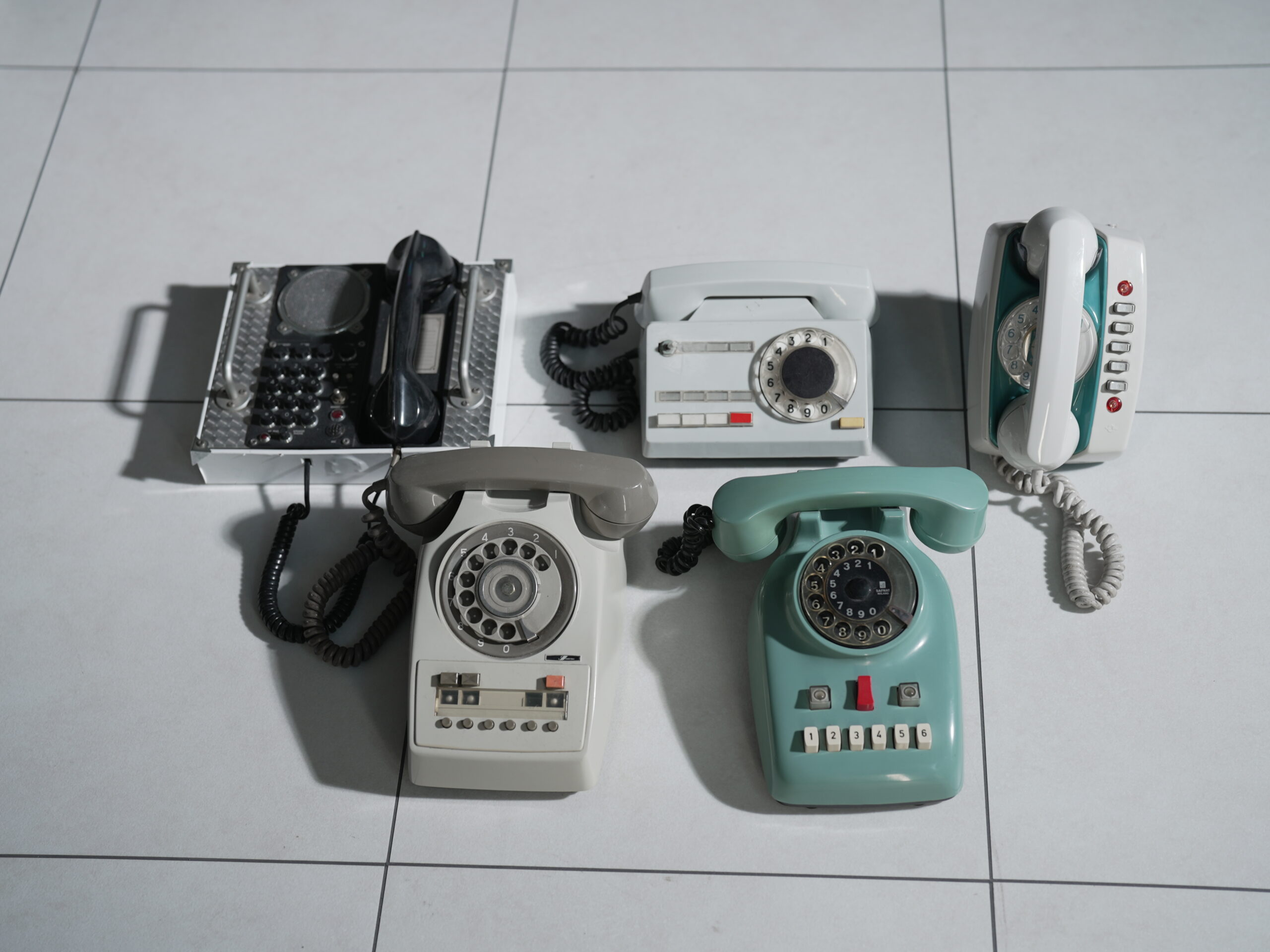GRID SPACE 旗の台にあるレトロな電話コレクション5機