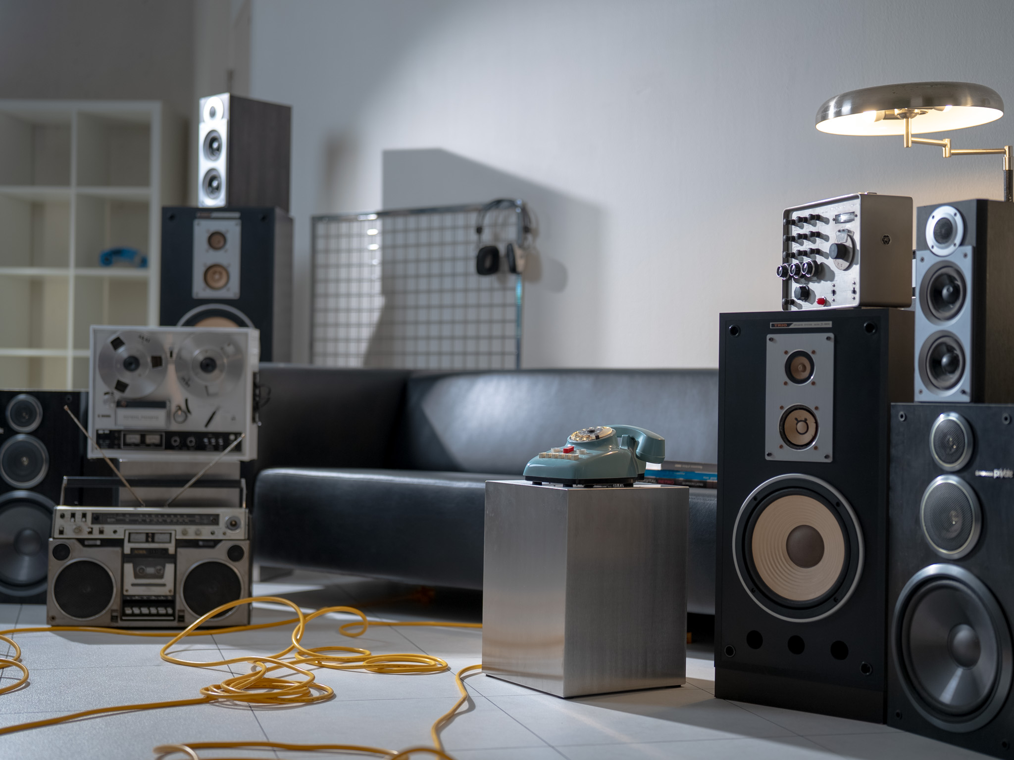 スピーカーを周辺に置いたソファーブース