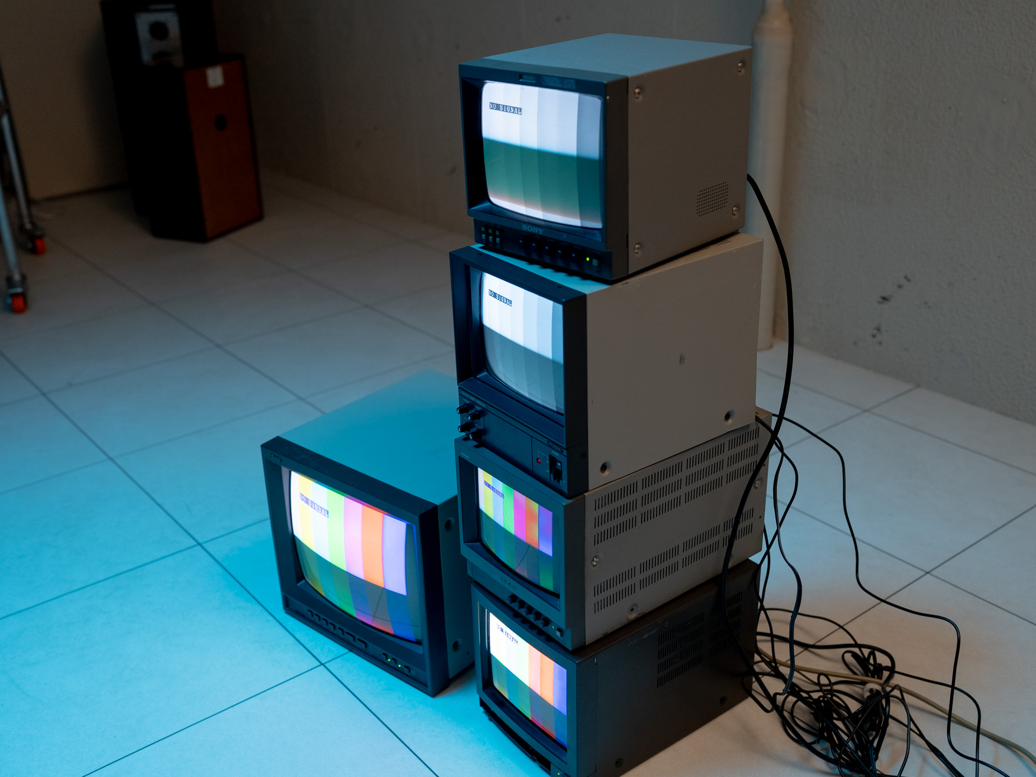 積み重ねた業務用ビデオモニター 