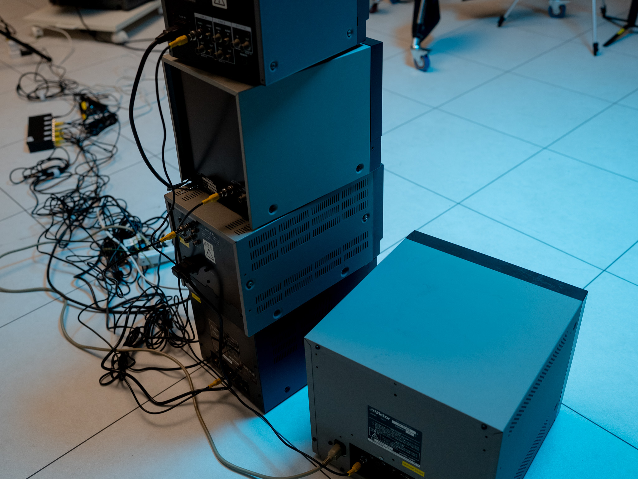 ビデオモニターの背面