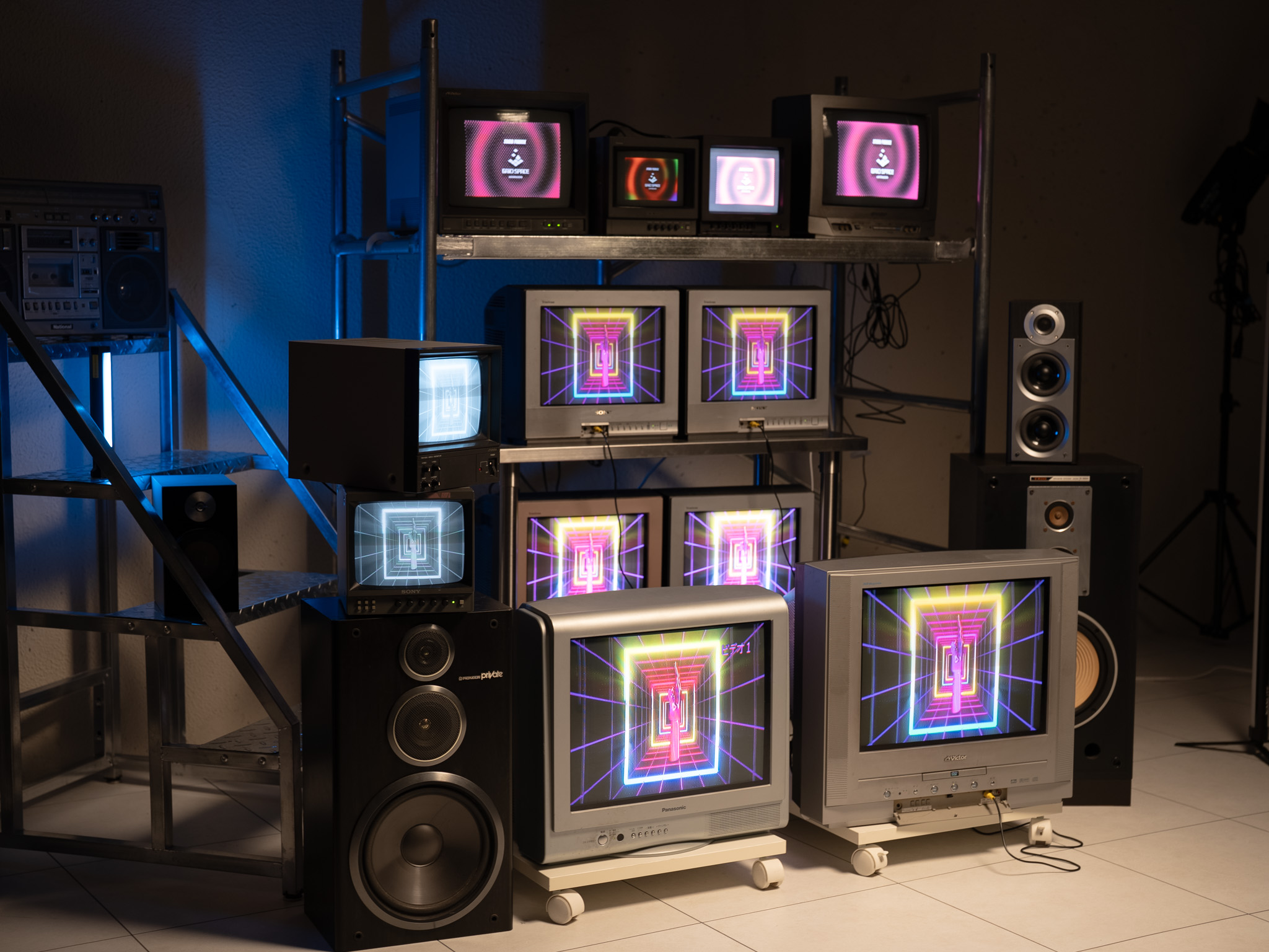amaran F22c トップライトで照らしたブラウン管テレビのラック