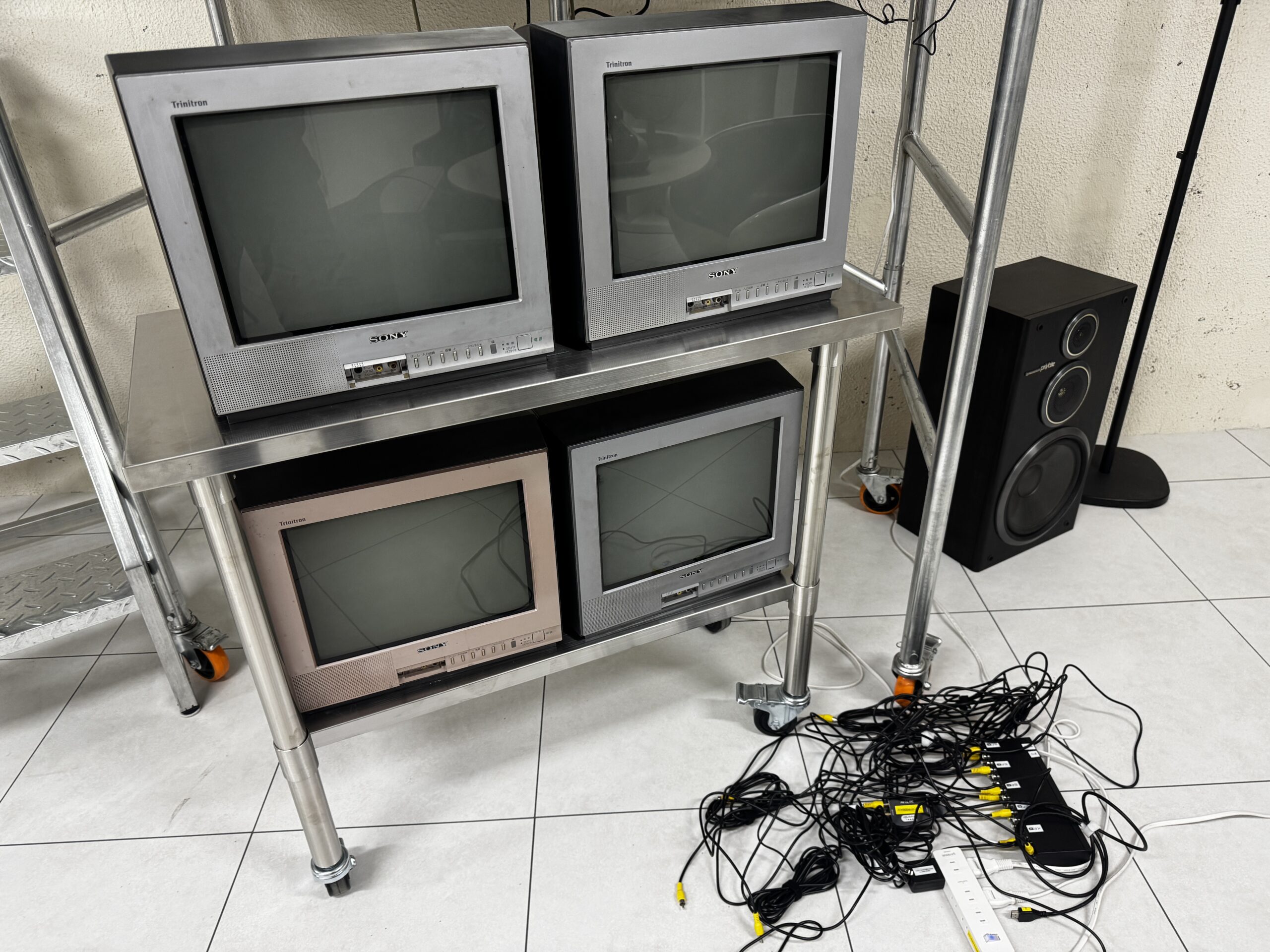 ラックに積まれたブラウン管テレビ