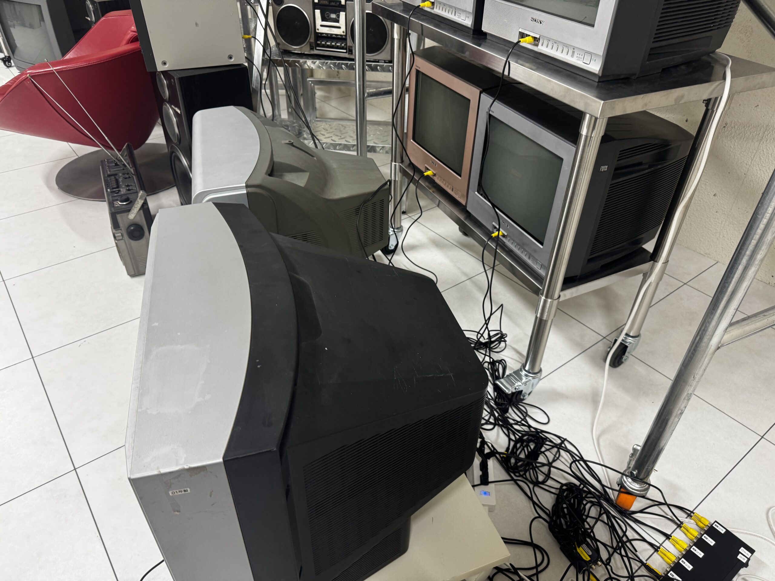 分配器に接続されたブラウン管テレビ