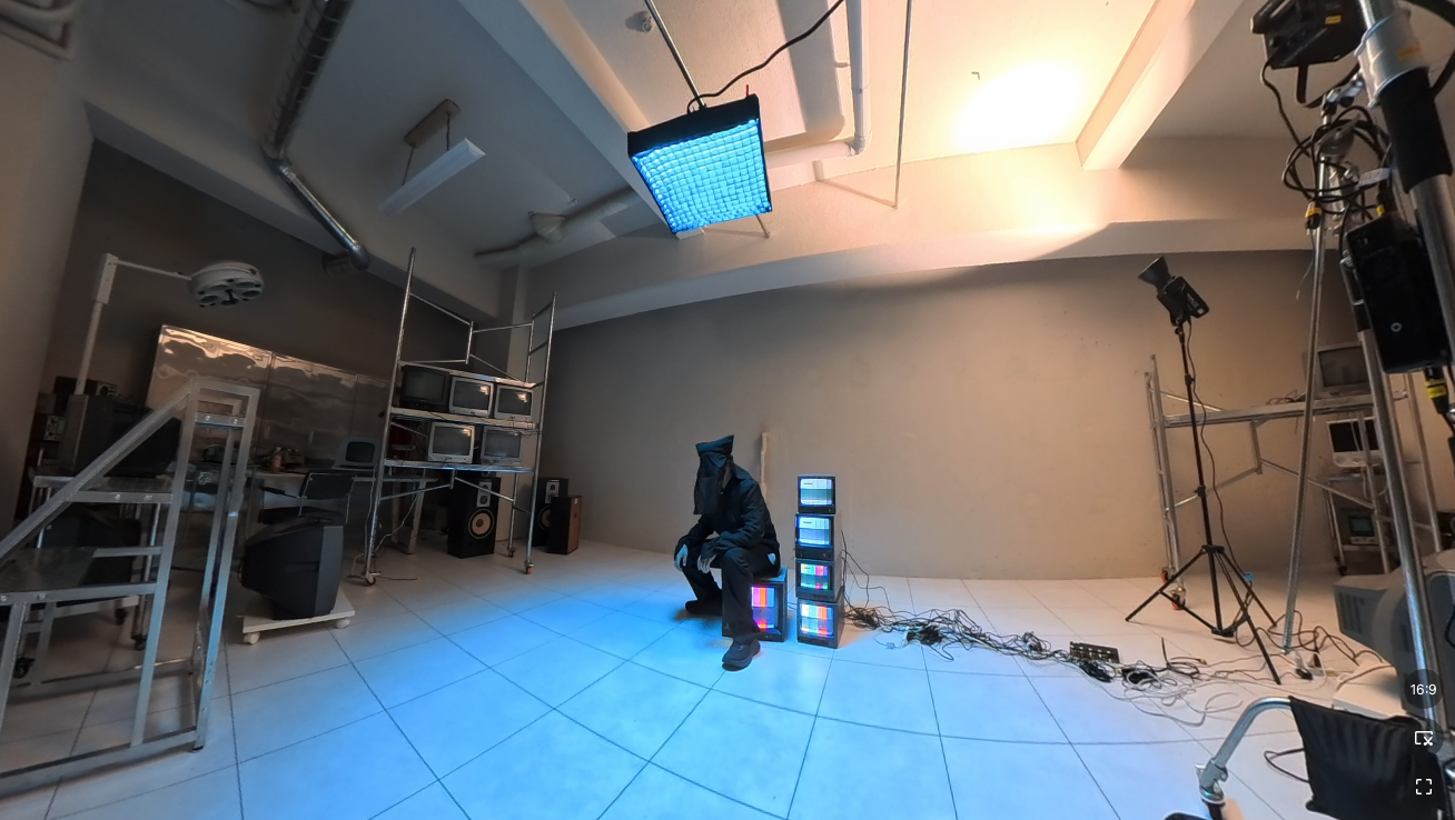 ブラウン管ラックを左右にはけた状態