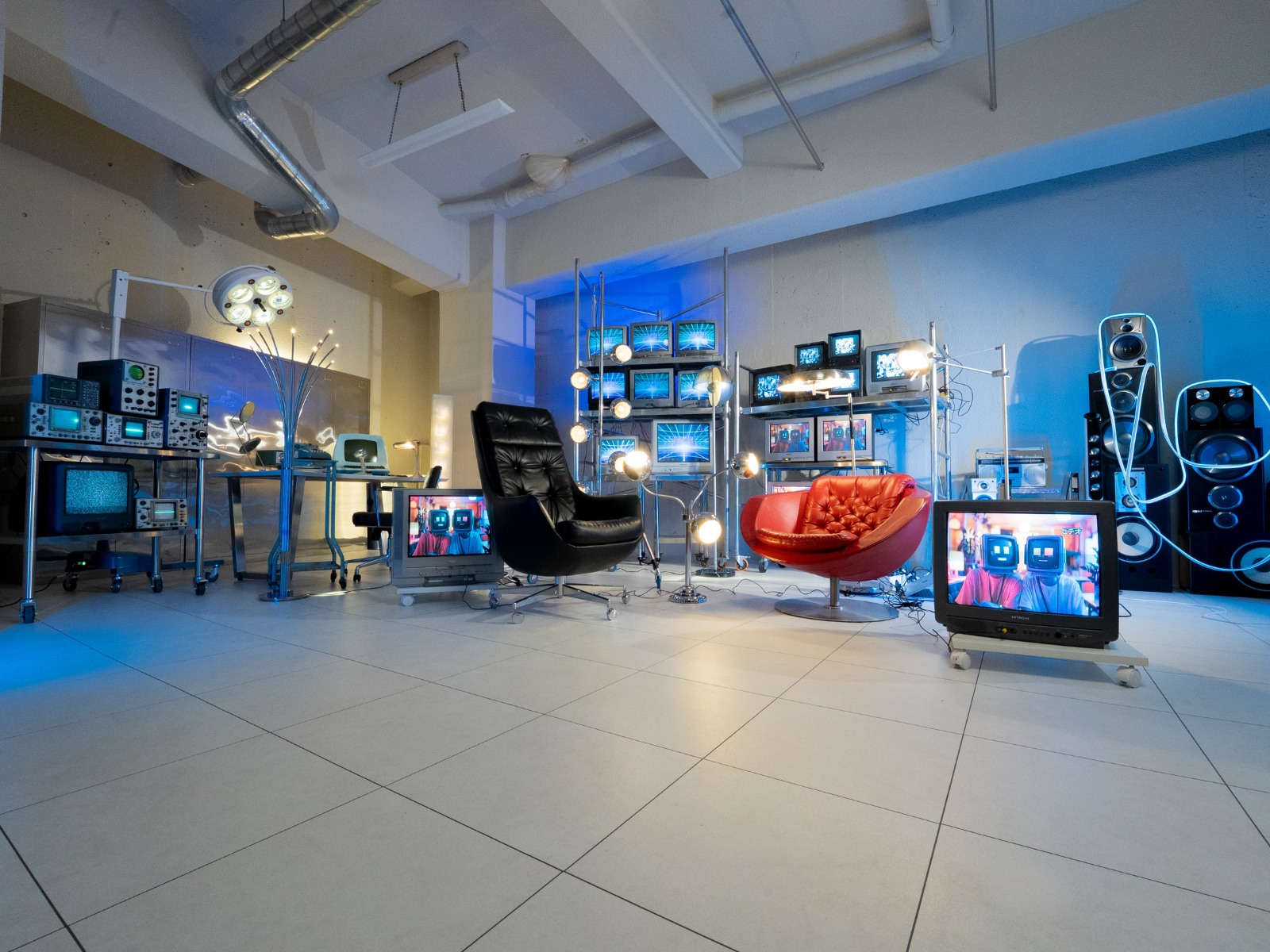 ブラウン管テレビが並ぶレトロSFテイストの撮影スタジオ「GRID SPACE 旗の台」