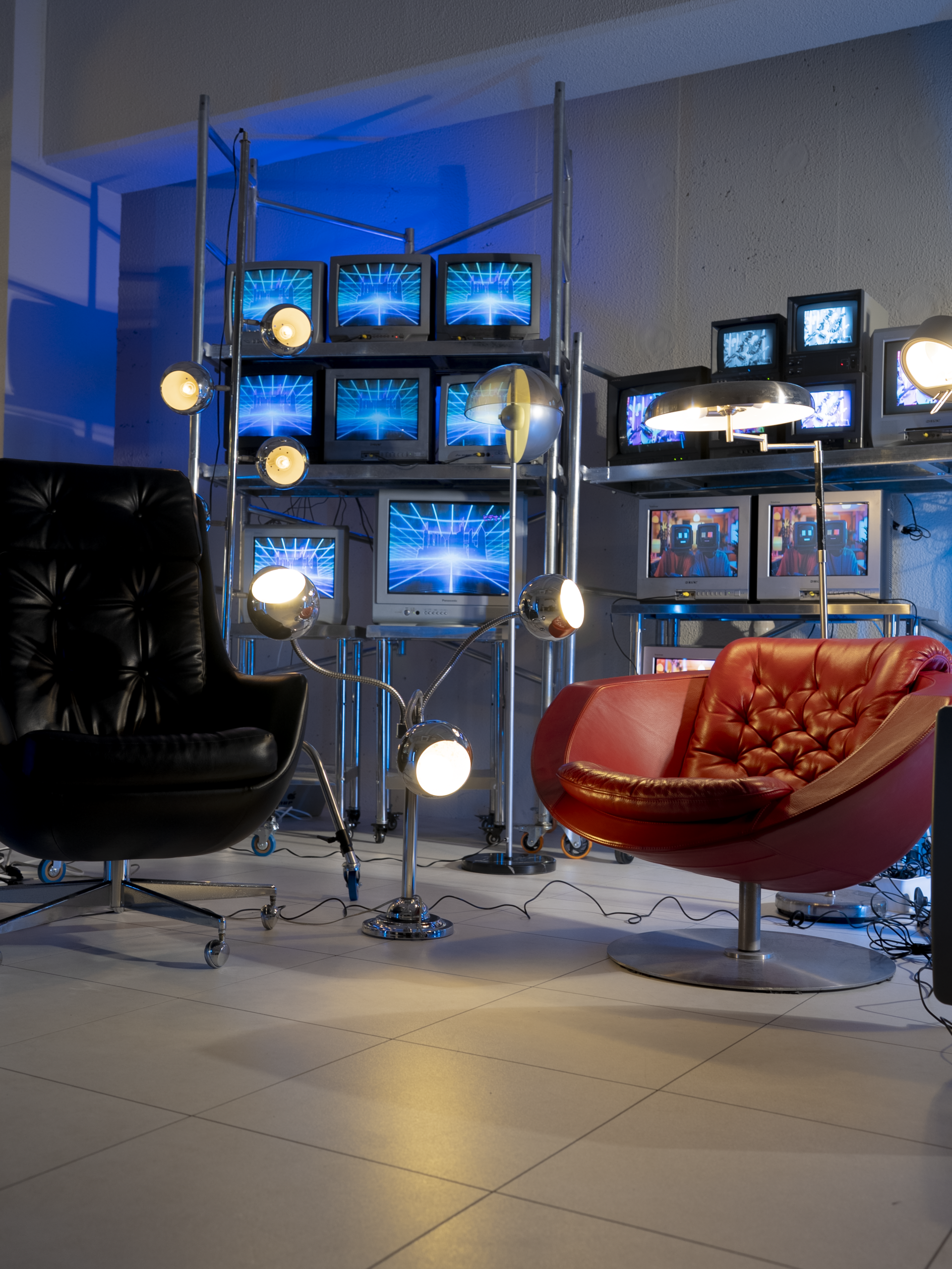 ブラウン管テレビが並ぶレトロSFテイストの撮影スタジオ「GRID SPACE 旗の台」の間接照明