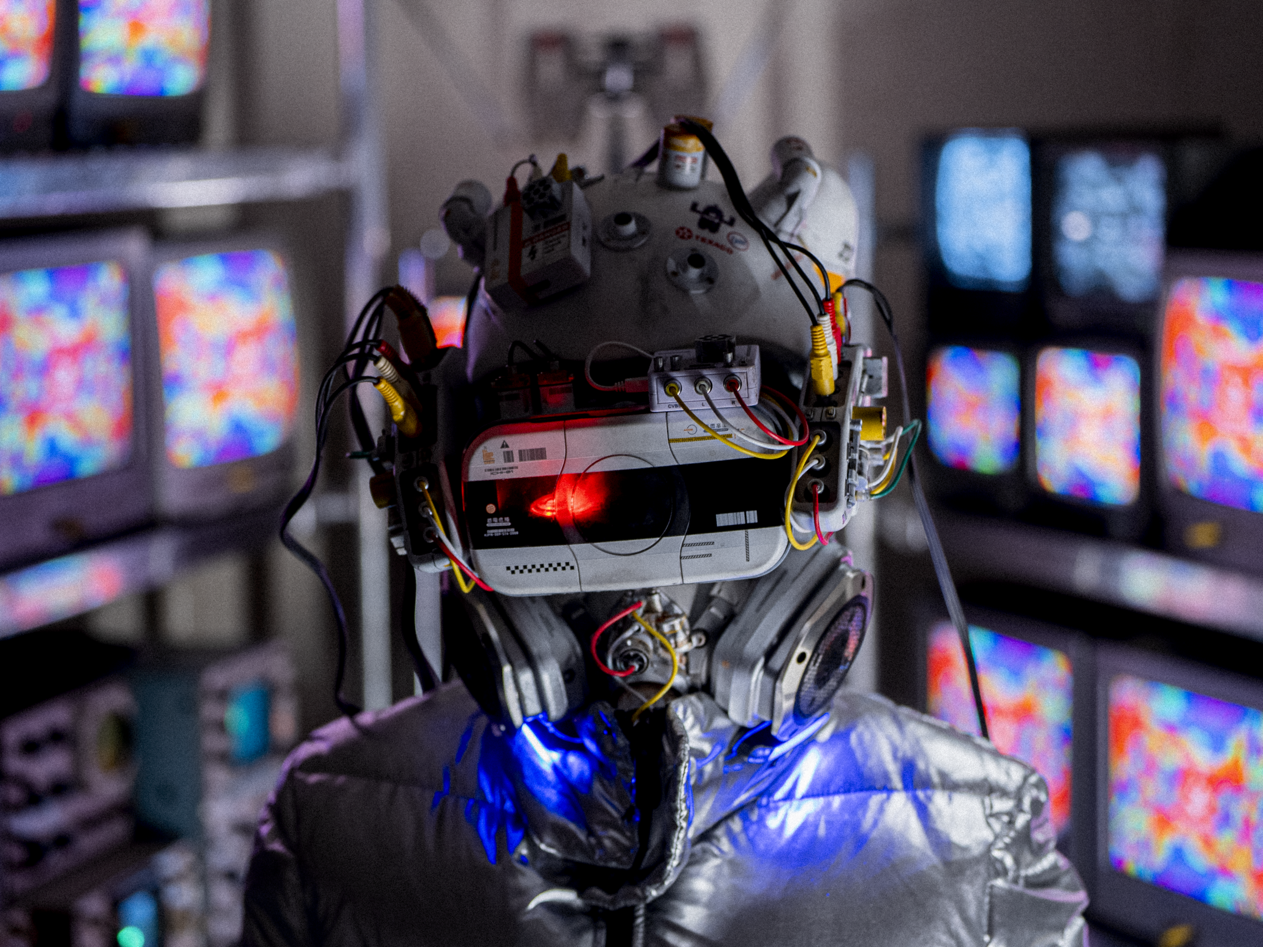 ブラウン管テレビに囲まれてアップで撮影された状態