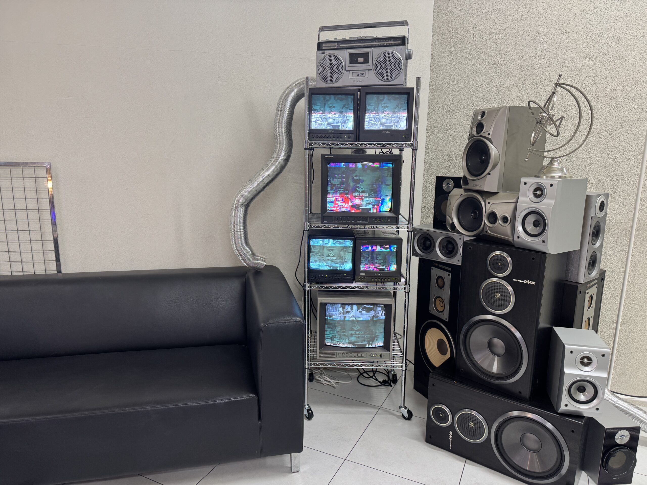 独立型のタワー型のテレビラック