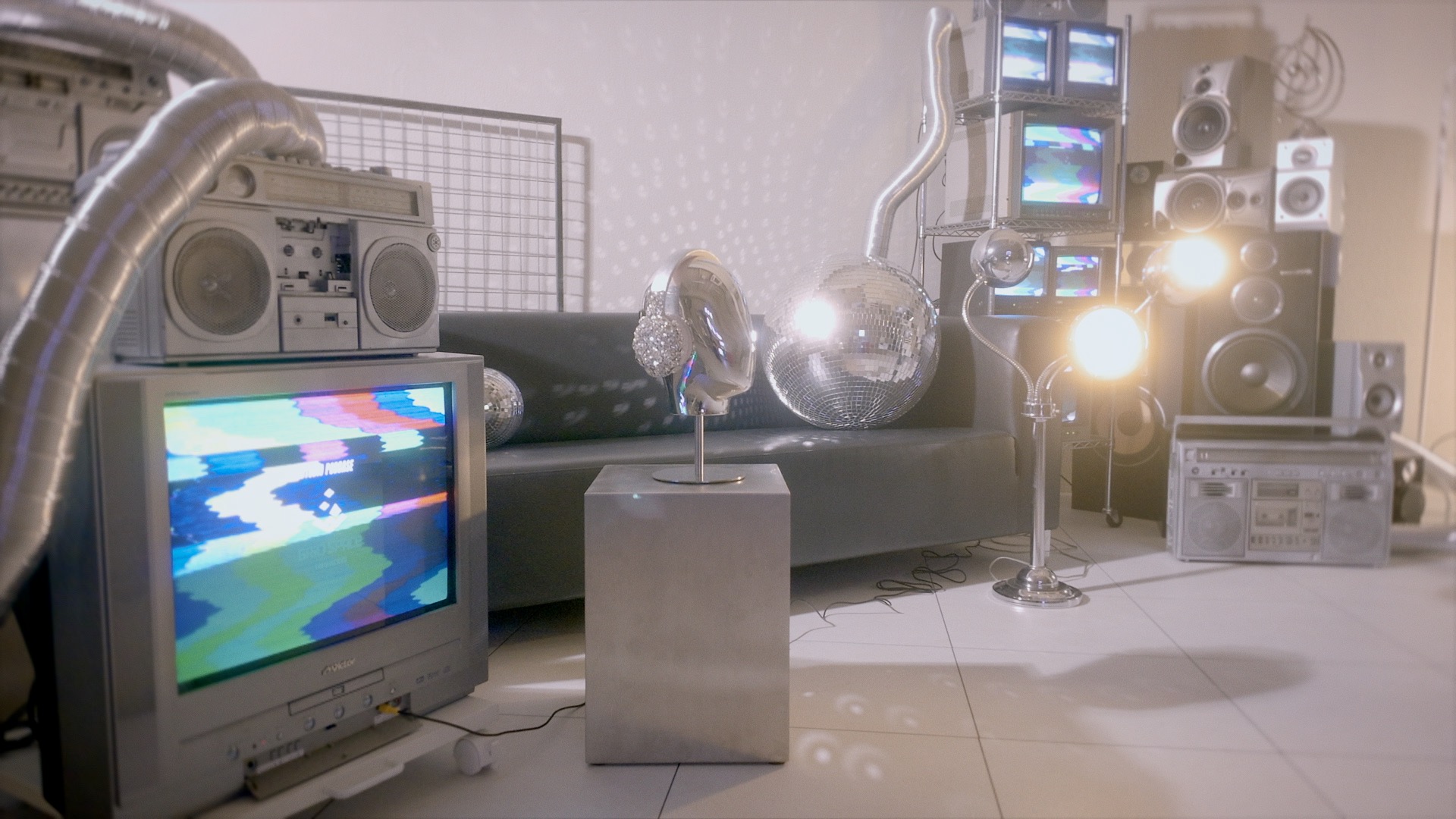 ソファーブースのブラウン管テレビ