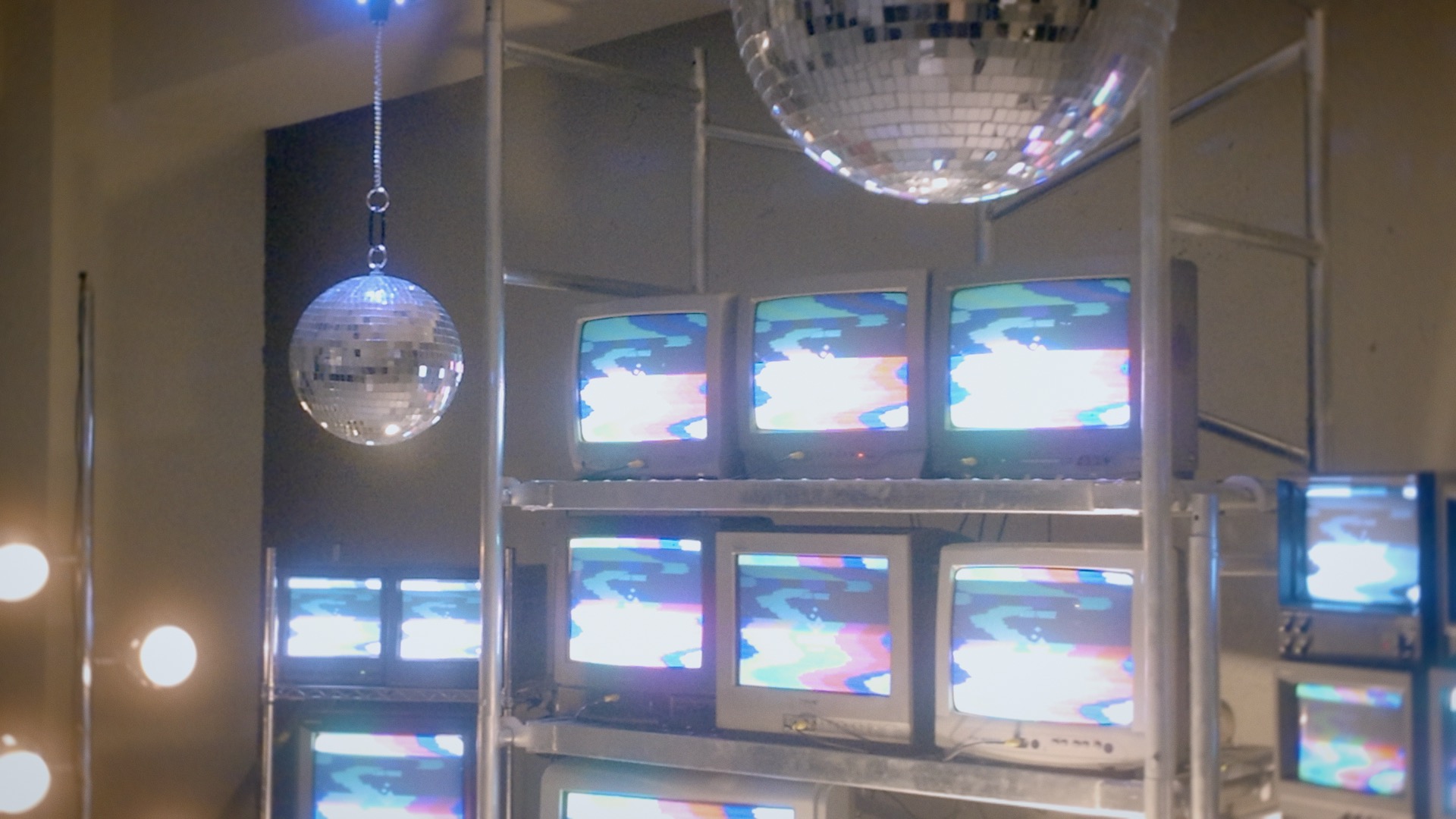 ミラーボールとブラウン管テレビの組み合わせ